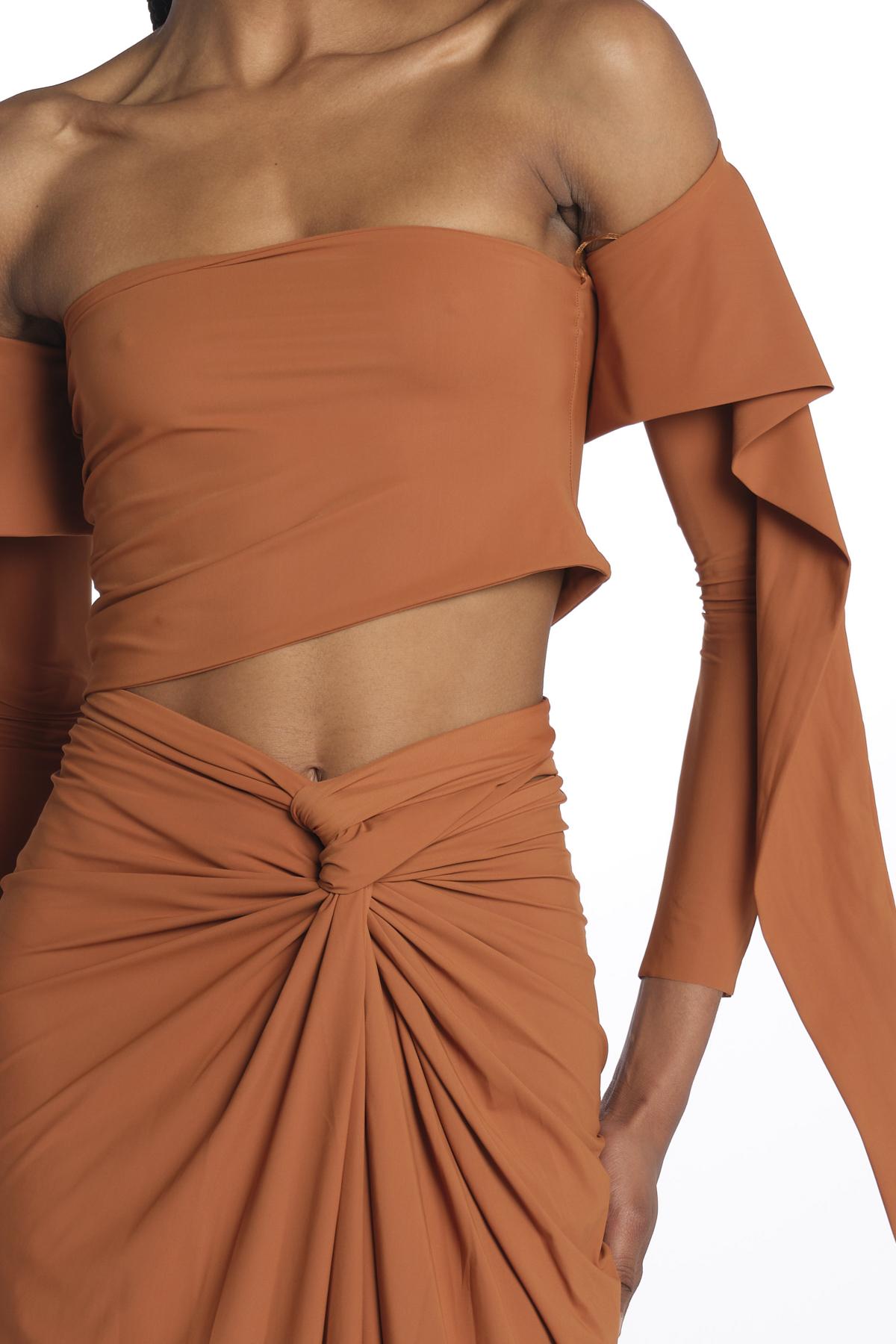 JOSIE top incrociato con spalla nuda JOSIE CARAMEL amazuìn