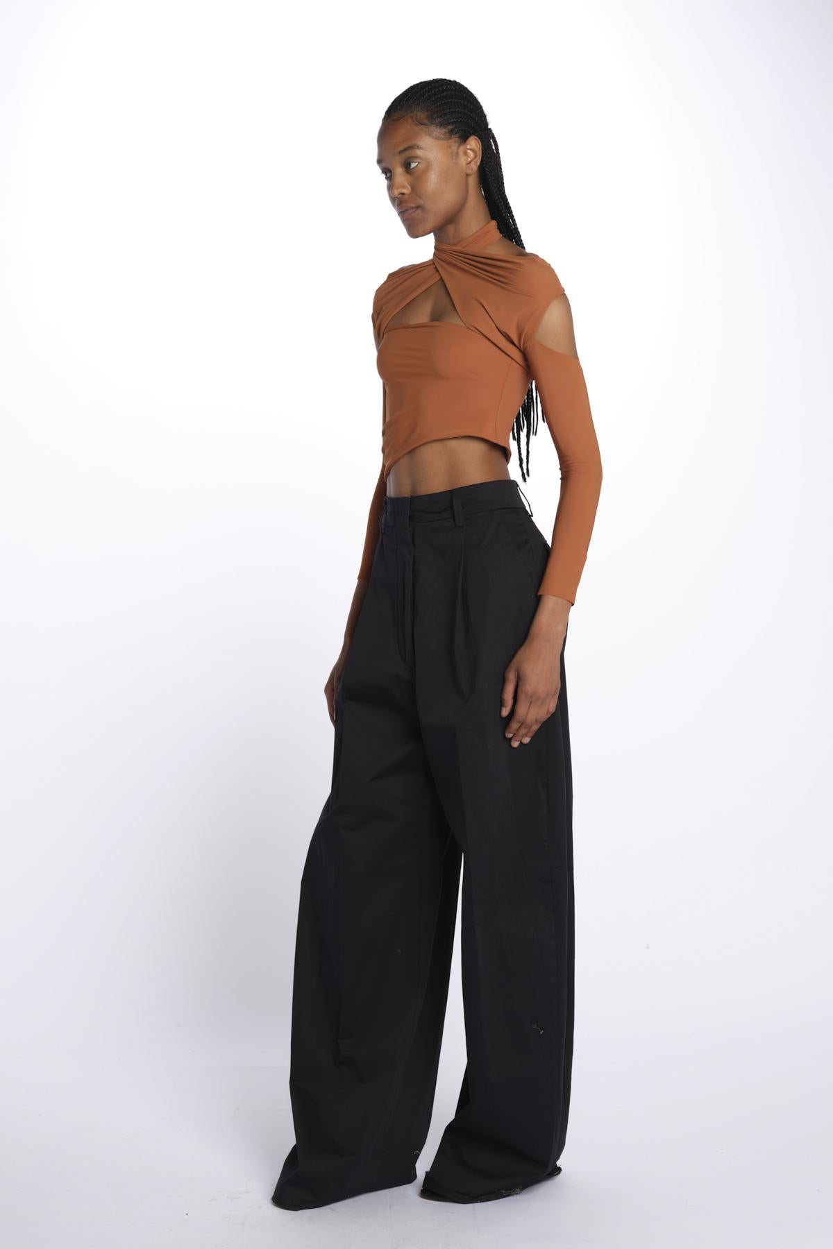 JOSIE top incrociato con spalla nuda JOSIE CARAMEL amazuìn
