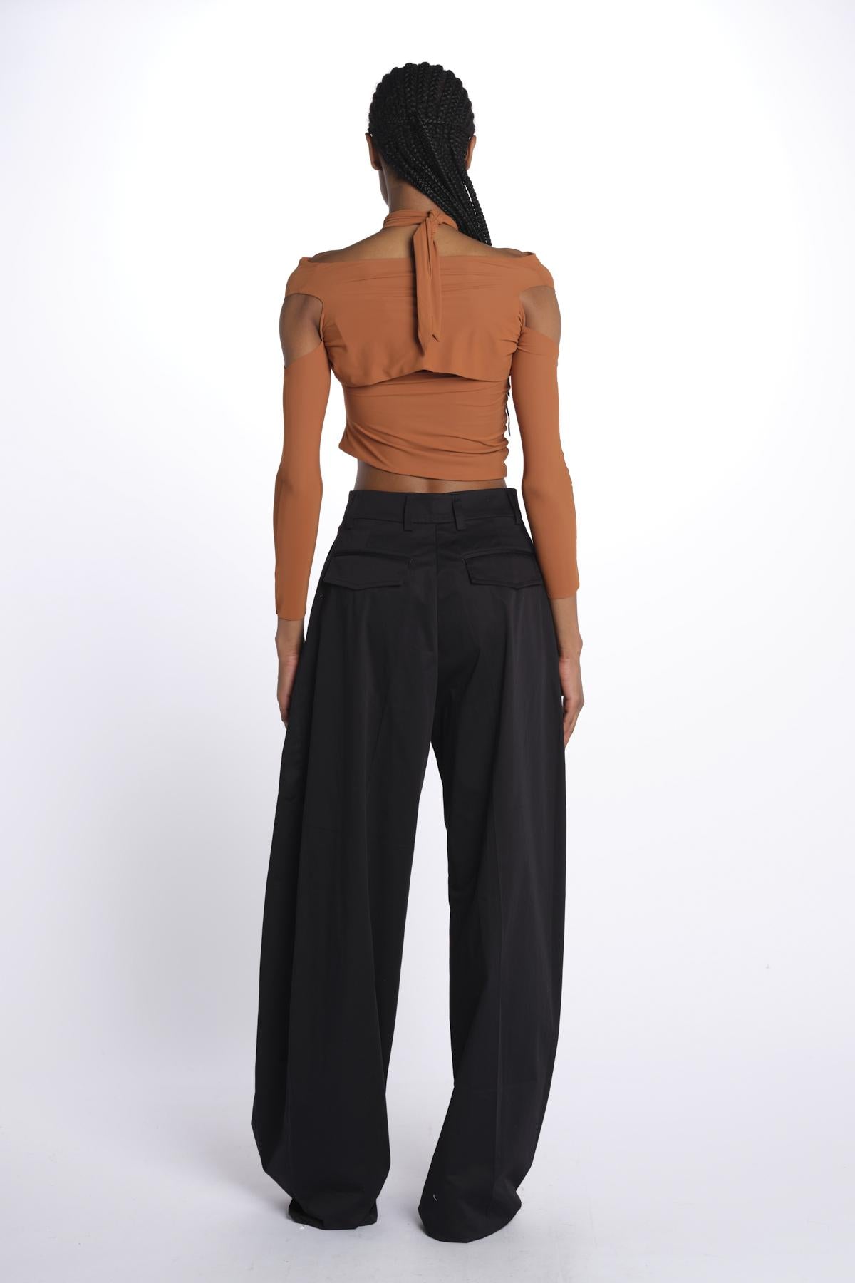 JOSIE top incrociato con spalla nuda JOSIE CARAMEL amazuìn