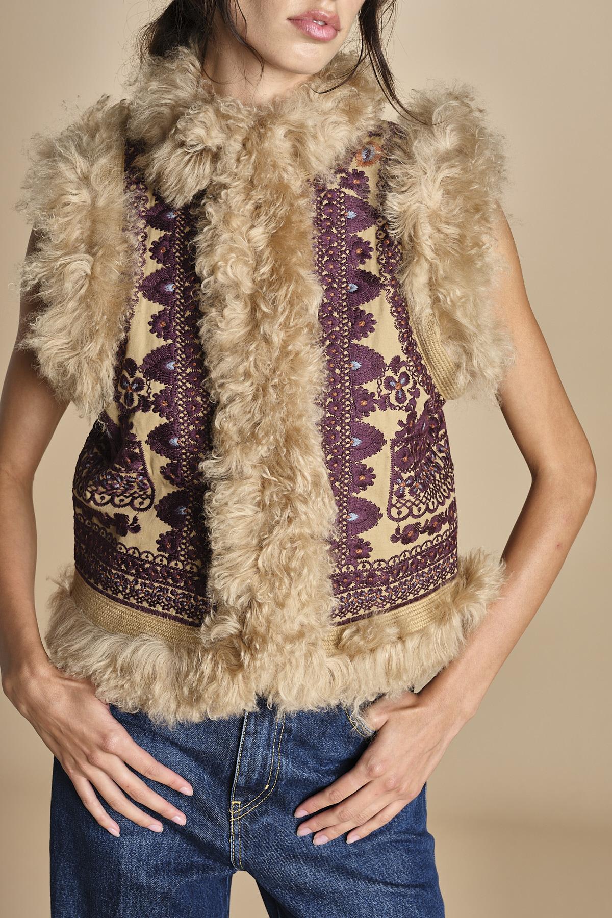 gilet  ricamato con montone SANDORA GILET CAMEL antik batik