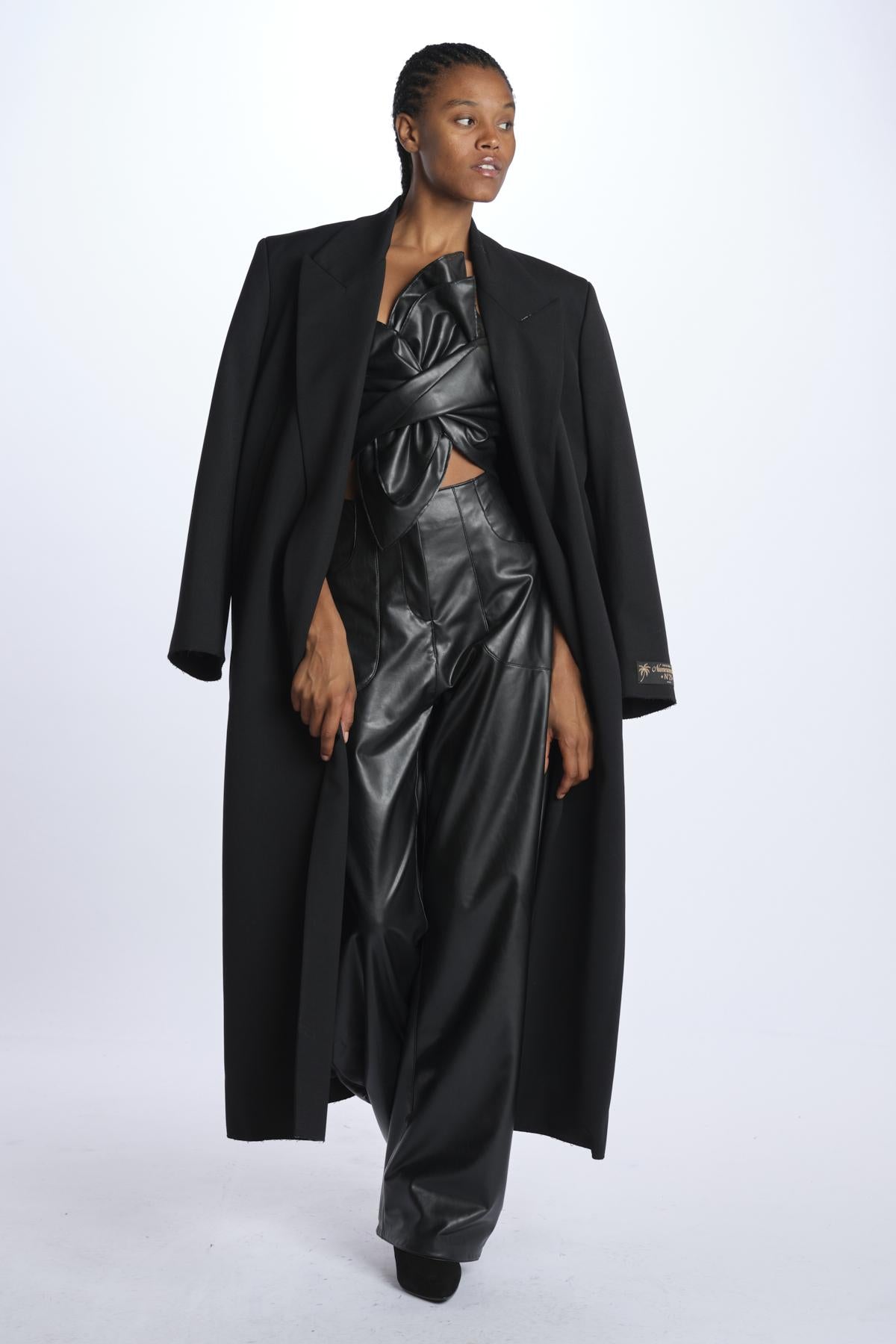 T089 092 BLACK just bee queen
