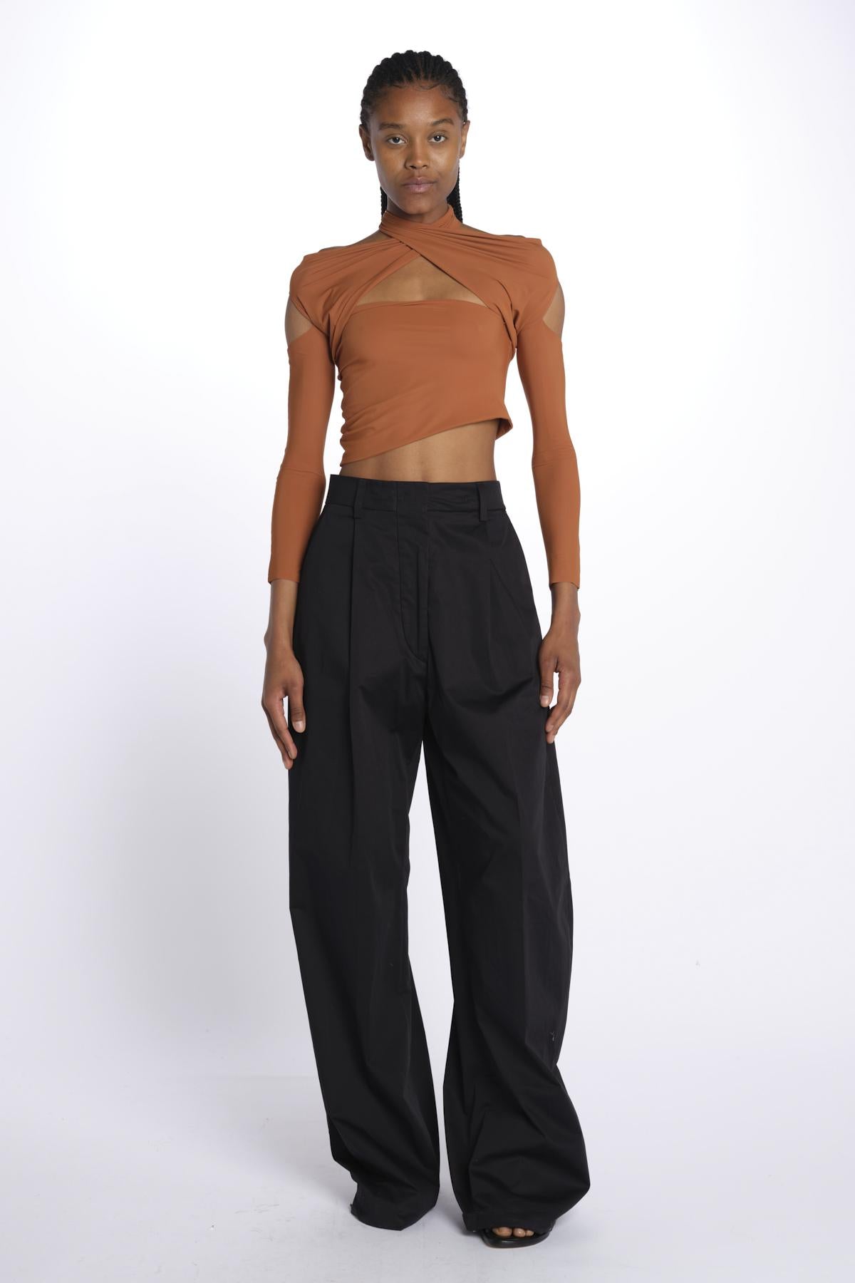 JOSIE top incrociato con spalla nuda JOSIE CARAMEL amazuìn