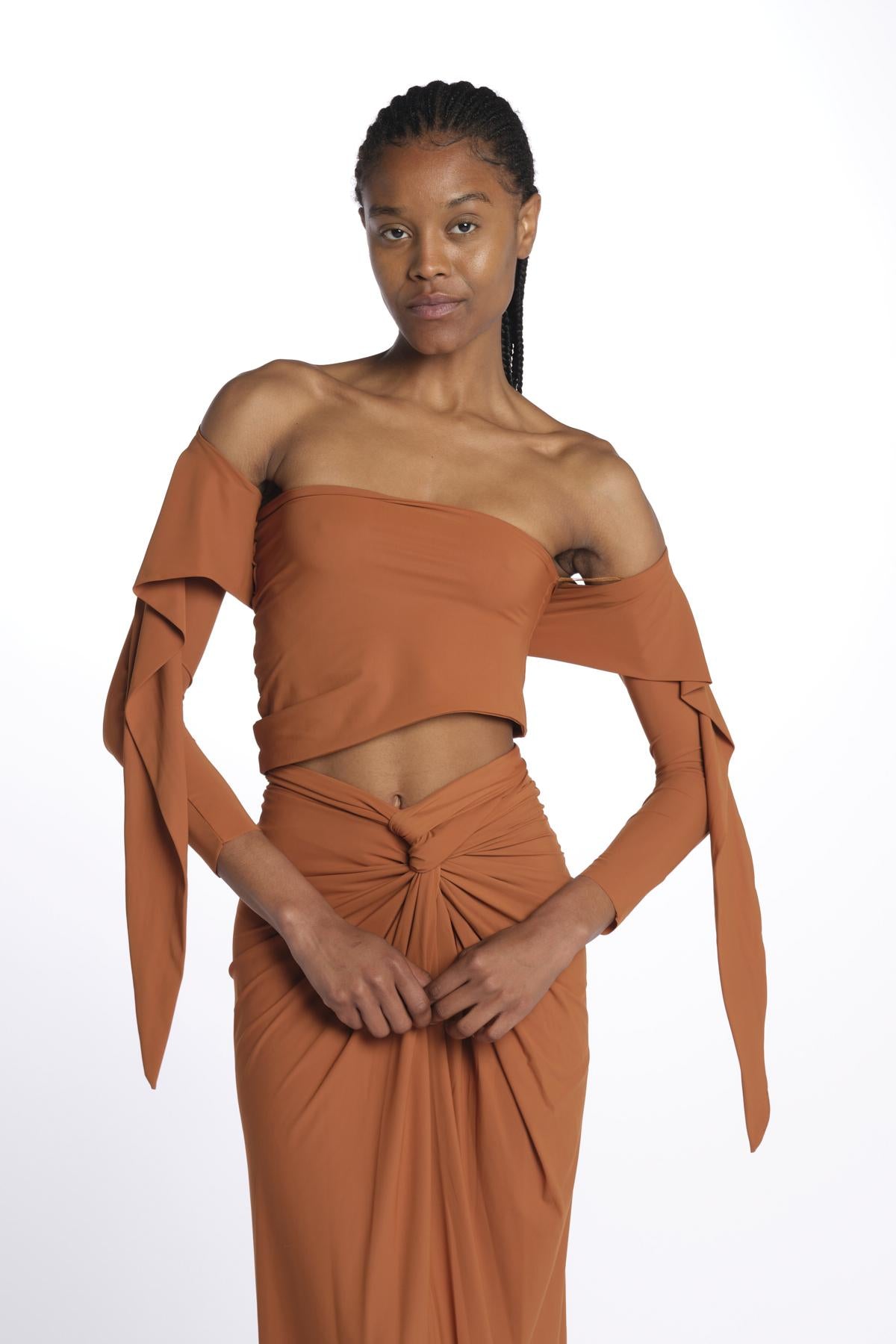 JOSIE top incrociato con spalla nuda JOSIE CARAMEL amazuìn