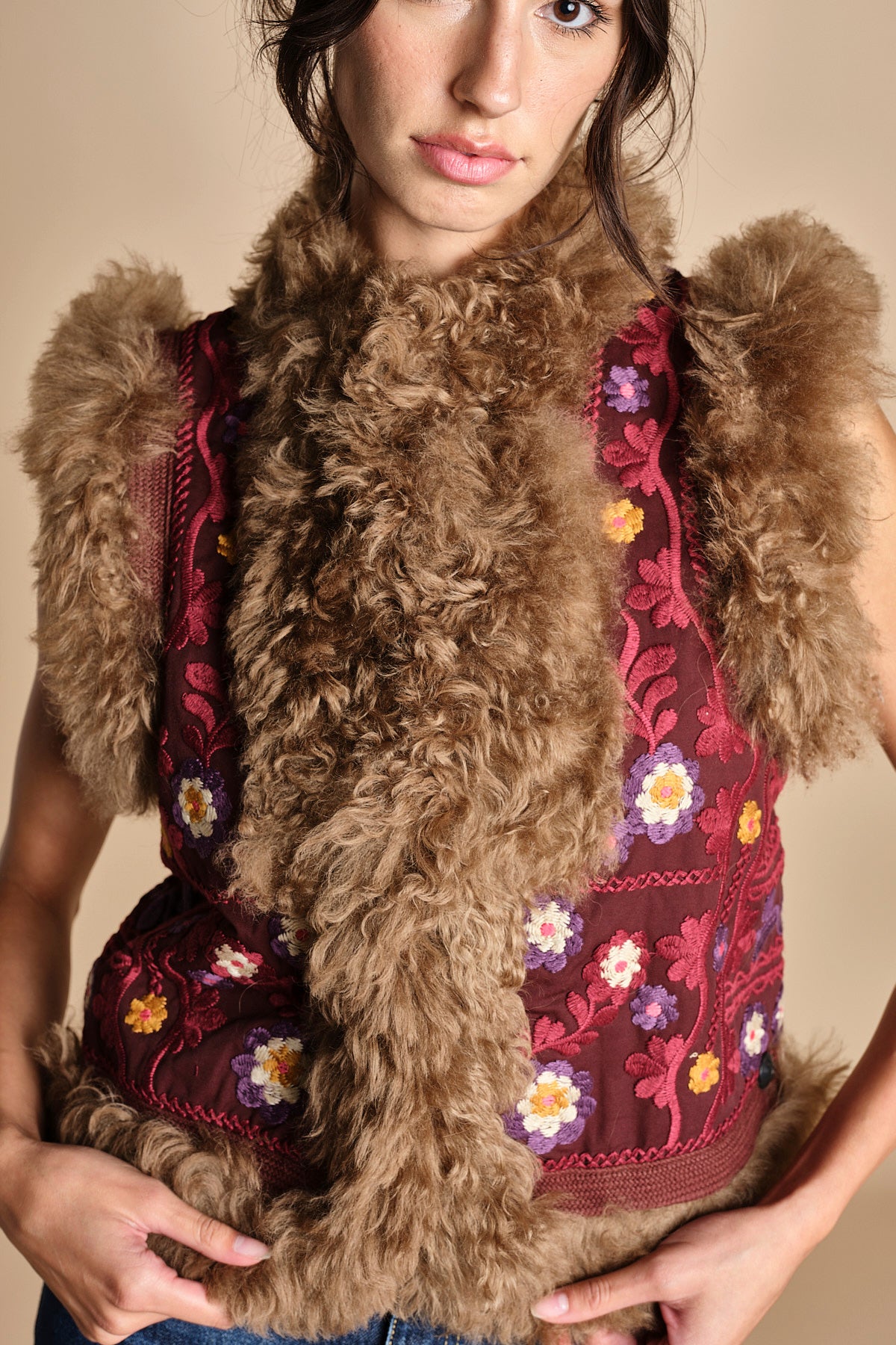 gilet ricamato con mongolia MAGYAR GILET BURGUNDY antik batik 