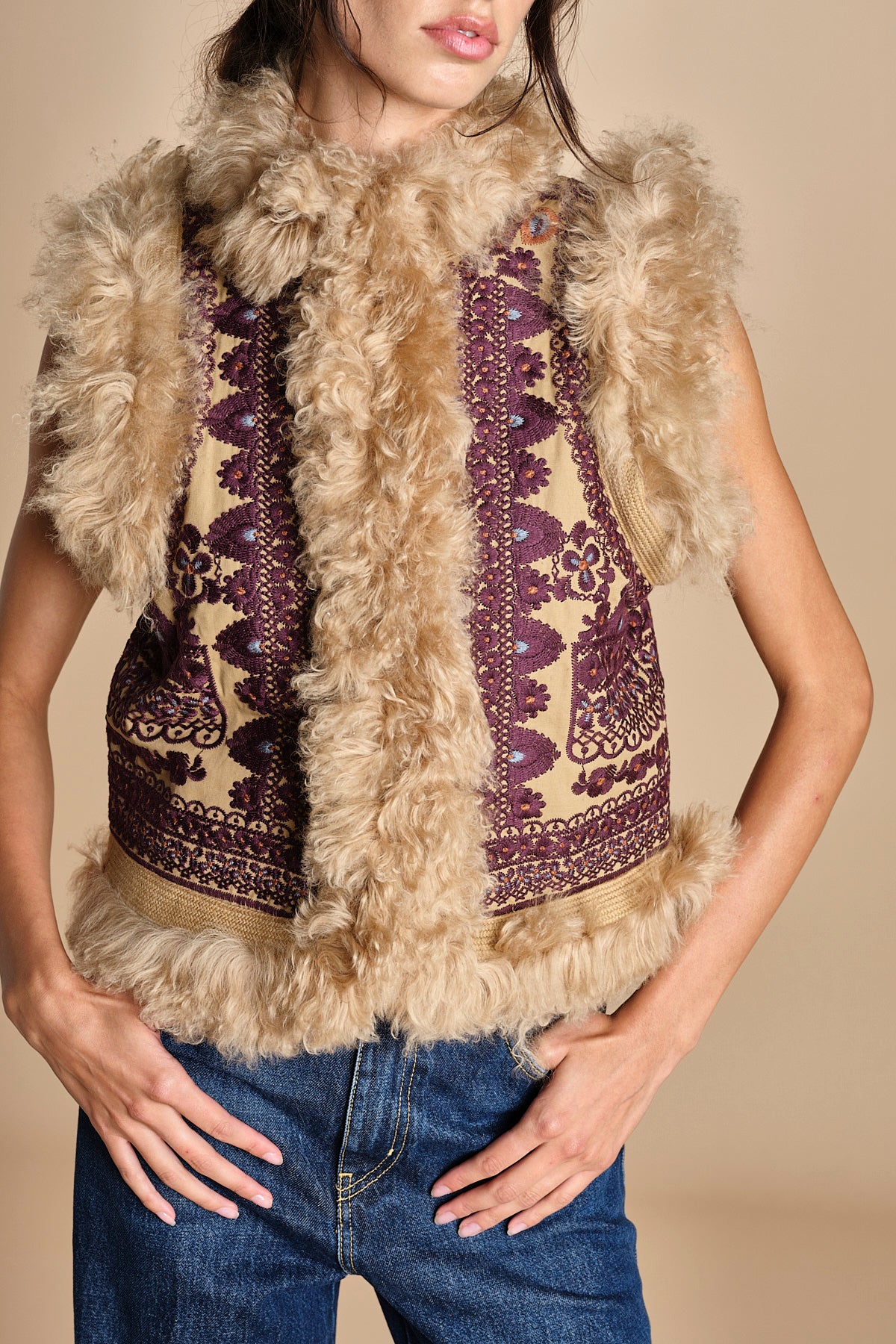 gilet  ricamato con montone SANDORA GILET CAMEL antik batik 
