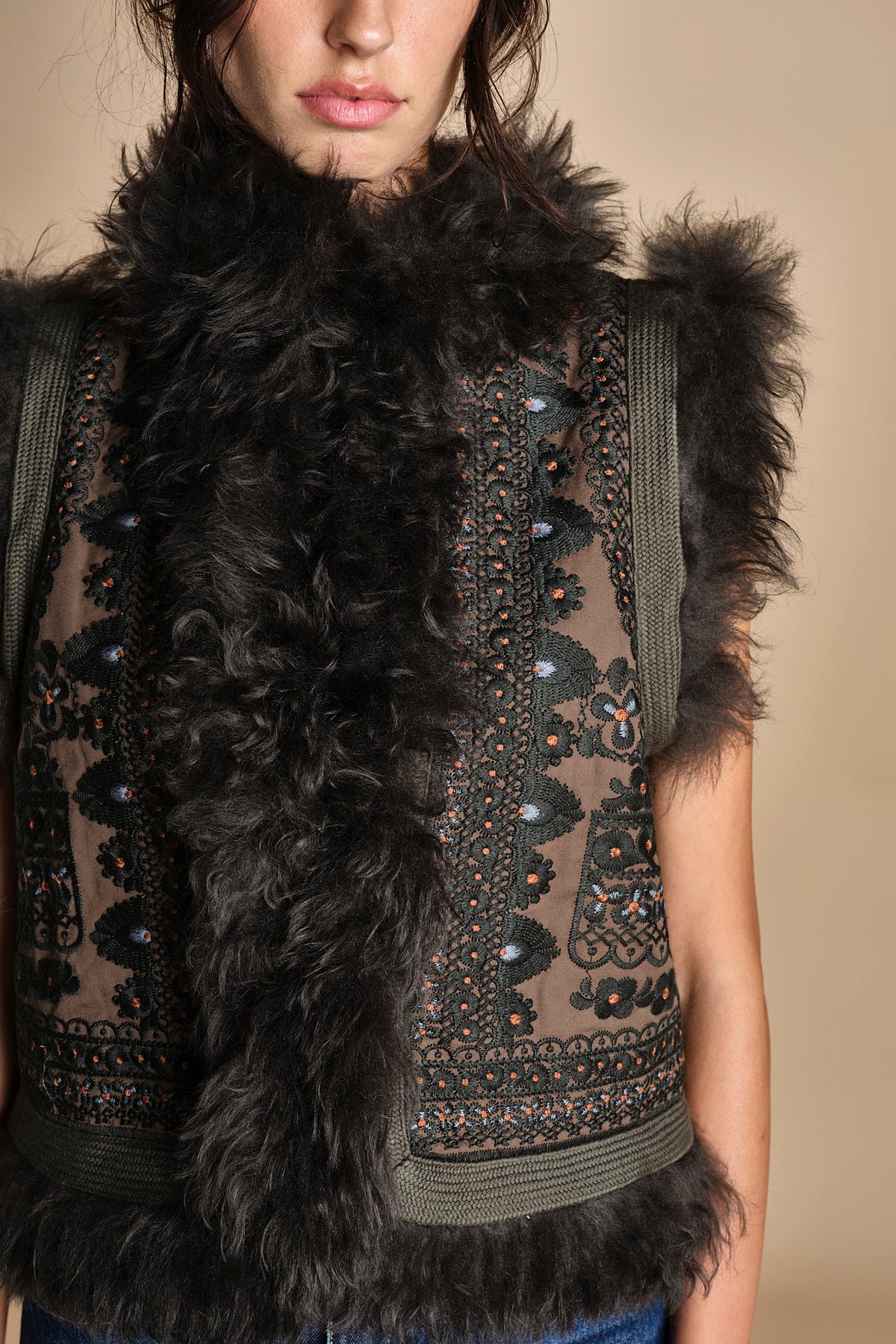 gilet ricamato con montone SANDORA GILET KAKI antik batik 