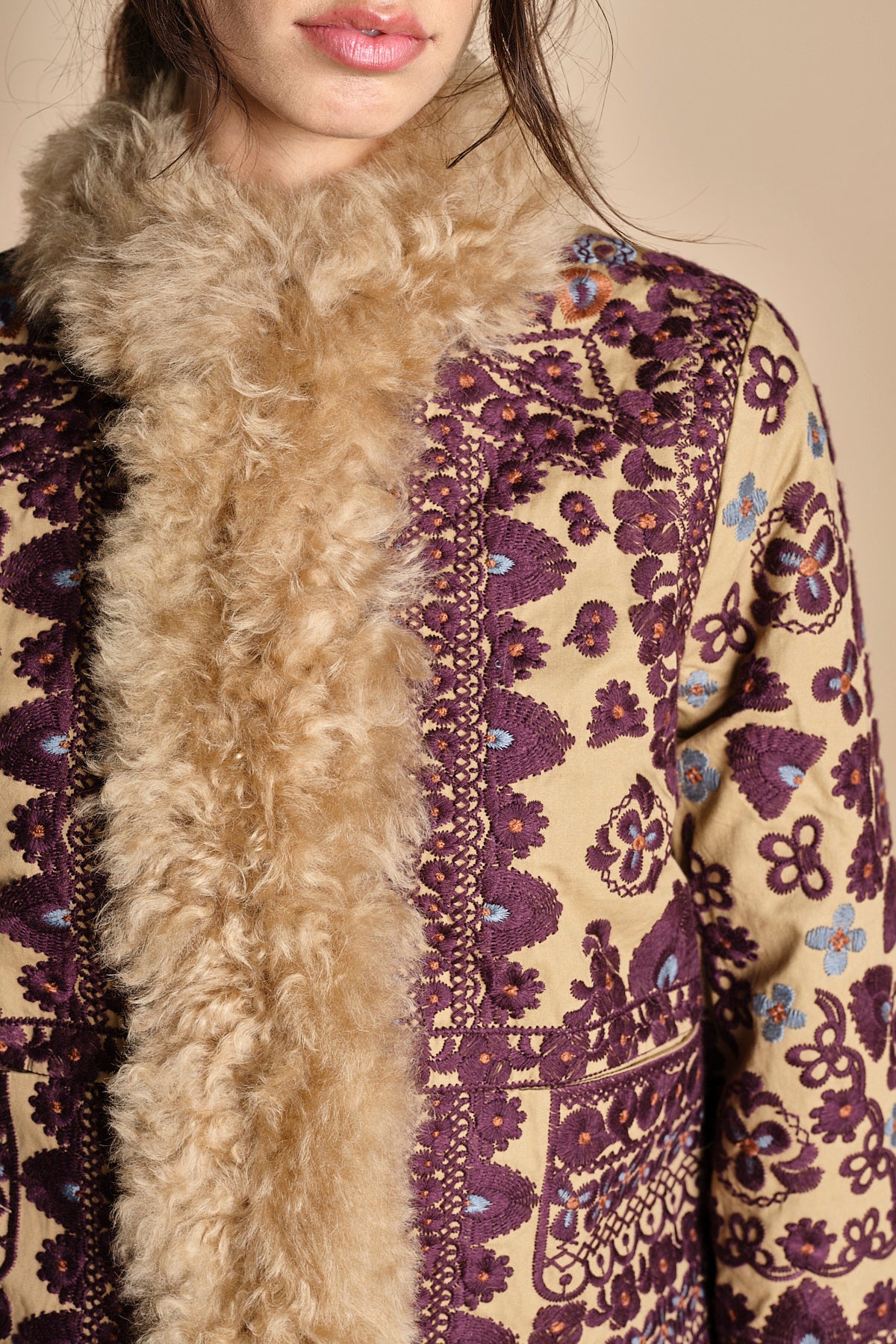 giacca ricamata con montone SANDORA JACKET CAMEL antik batik 