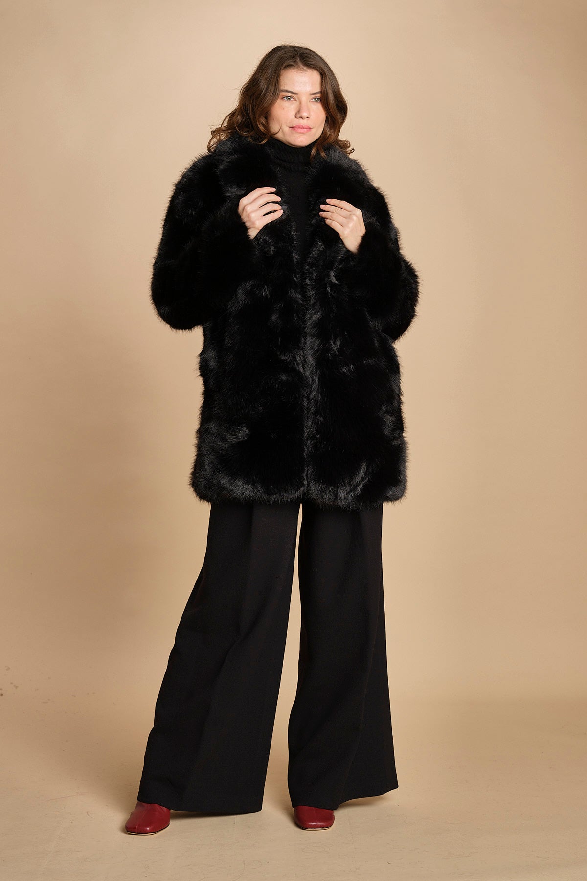 cappotto in ecofur. ANASTASIA NOIR giovanni paris 