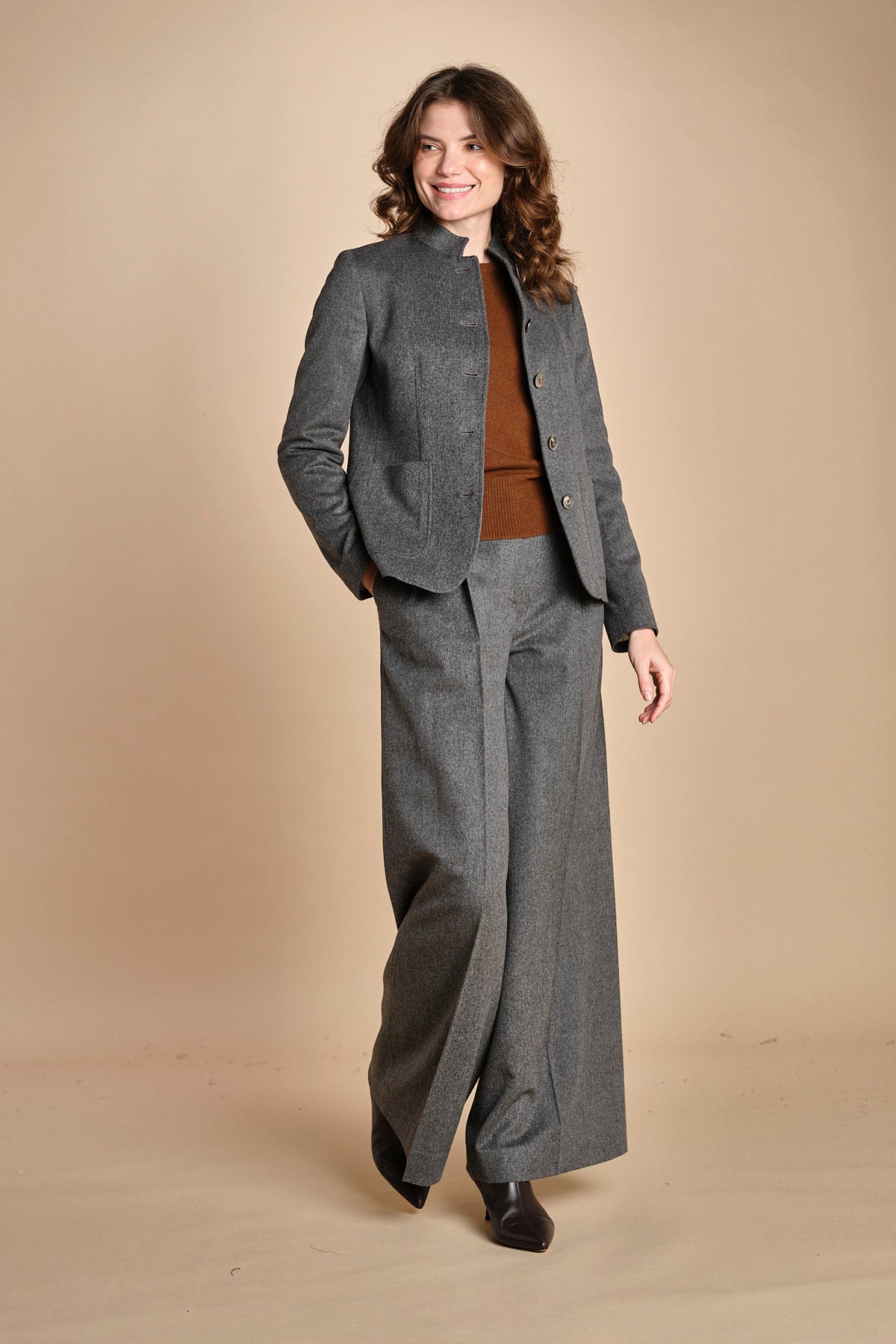 pantalone con pinces in vigogna e stasca sul retro MONIQUE 689923 50 quelledue 