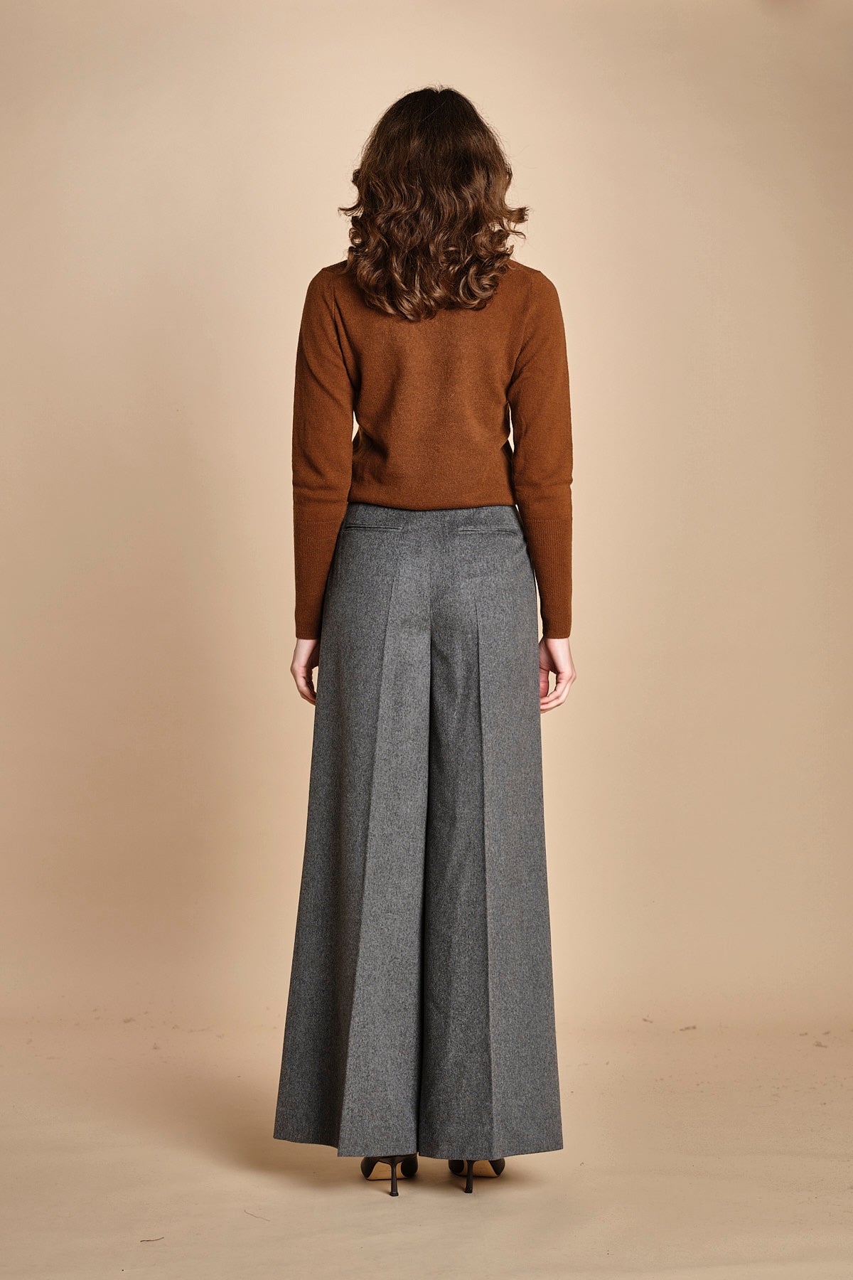 pantalone con pinces in vigogna e stasca sul retro MONIQUE 689923 50 quelledue 