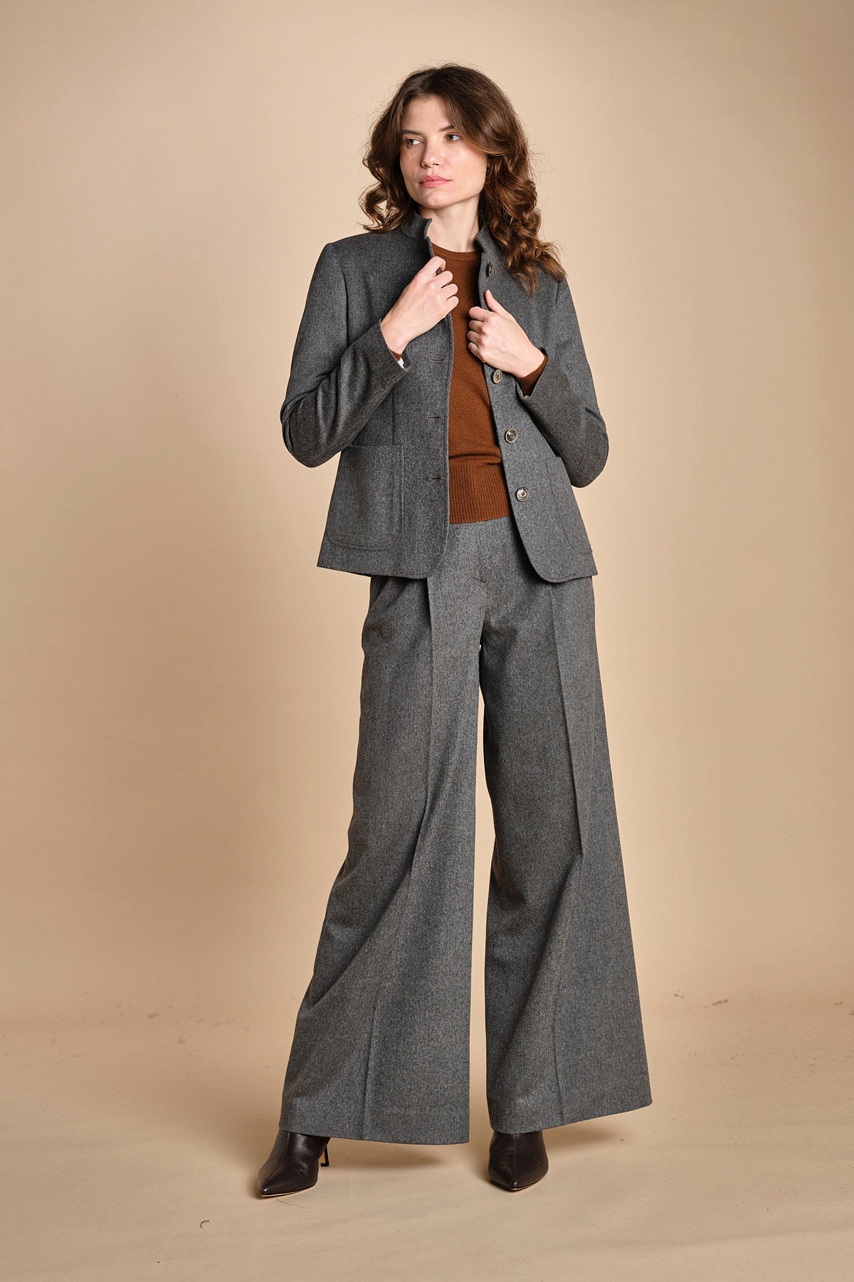 pantalone con pinces in vigogna e stasca sul retro MONIQUE 689923 50 quelledue 