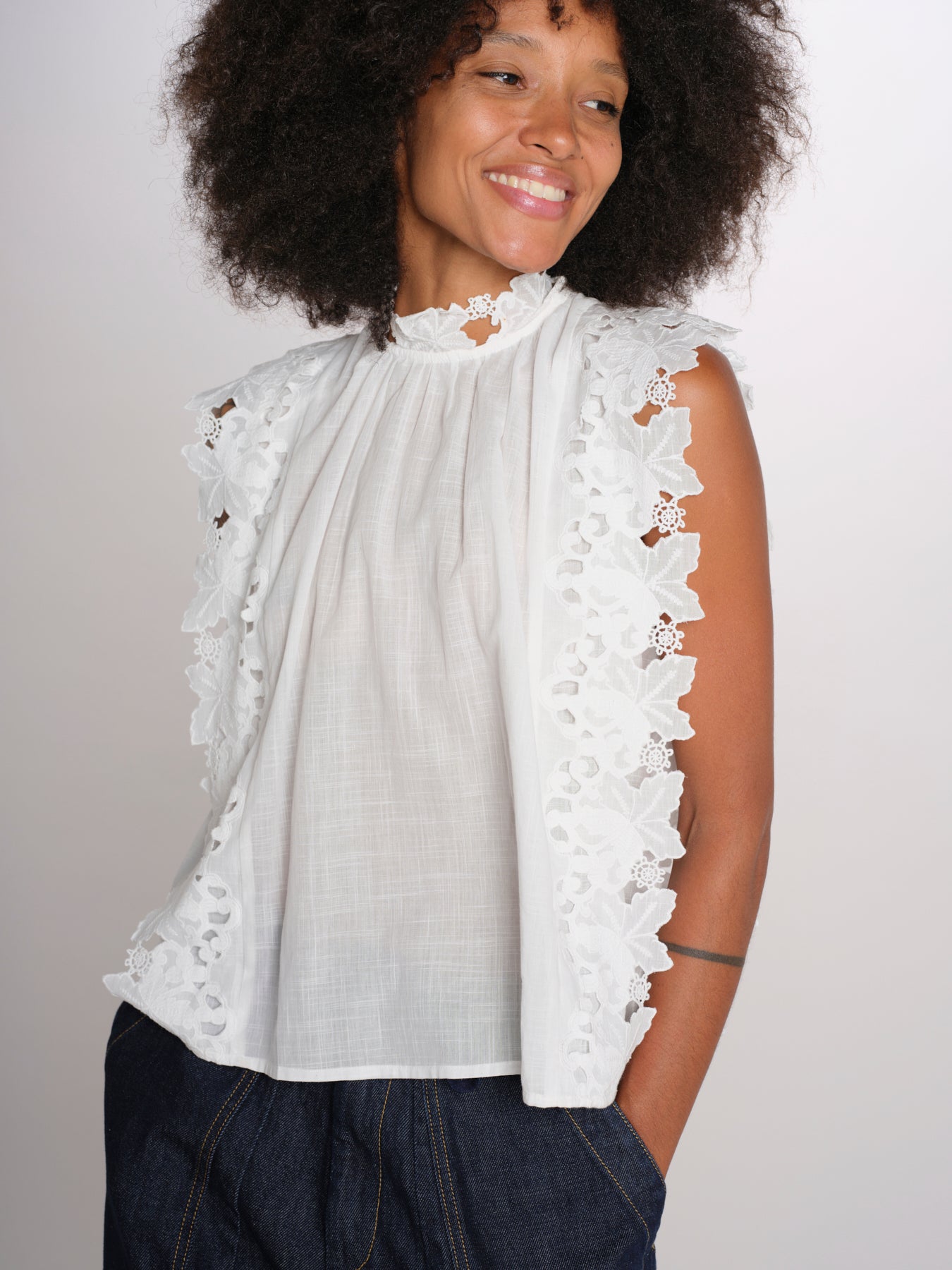 ELEANNORA top con foglie laserate PF26-018 WHITE sea ny 