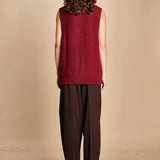 gilet over links