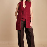 gilet over links
