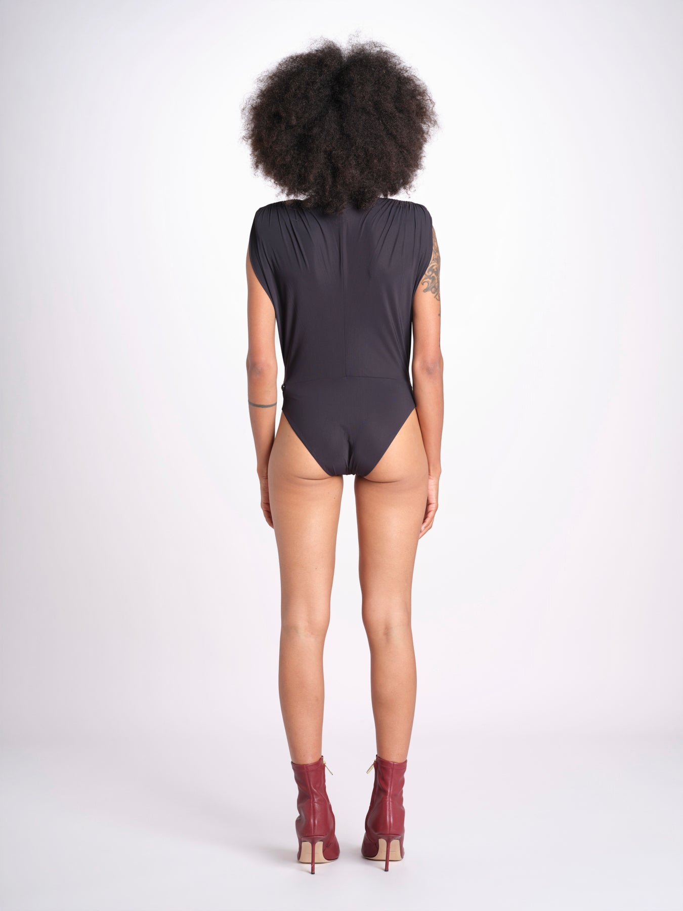 body con scollo profondo senza maniche e spalline imbottite NIKITA DEEP BLACK amazuìn 