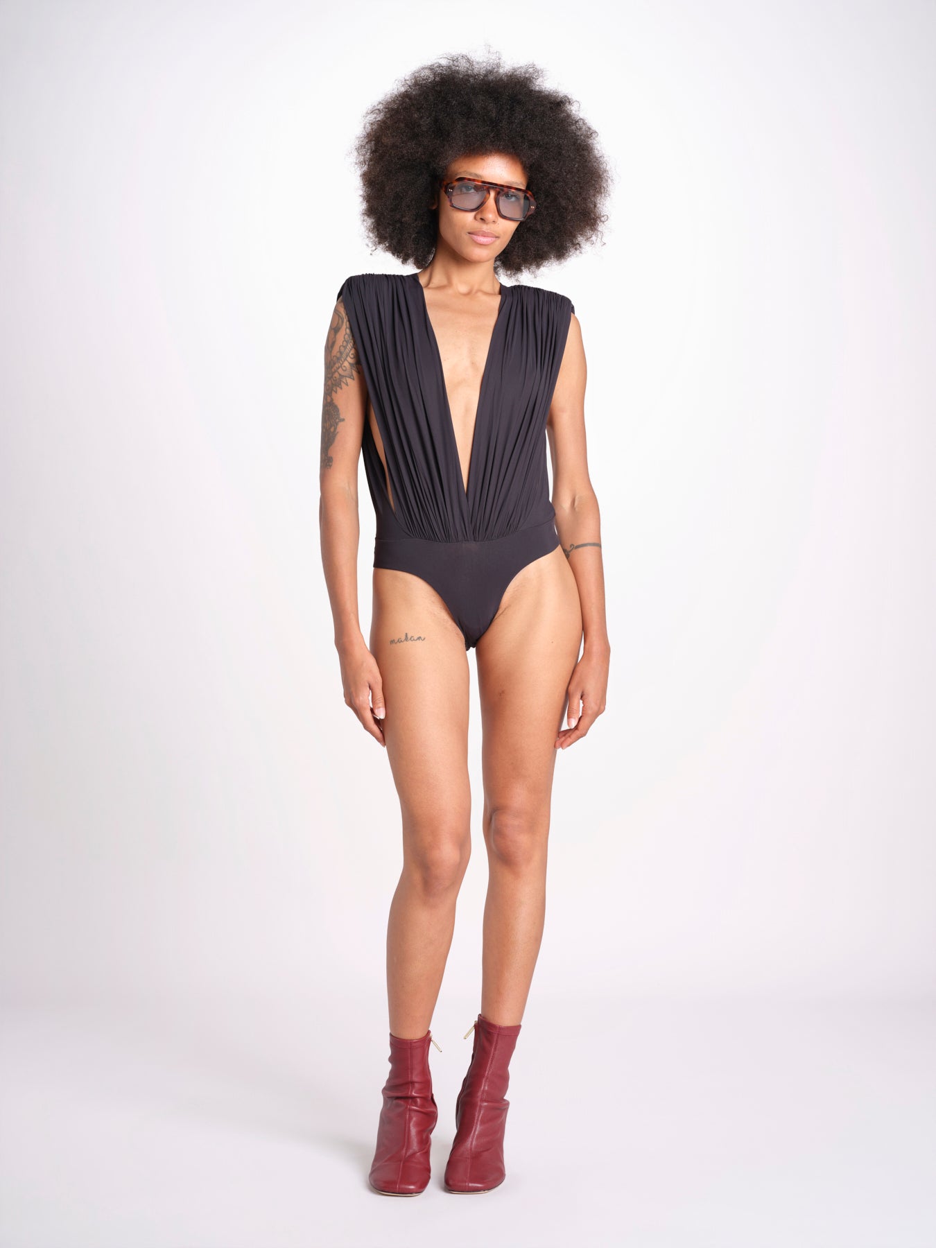 body con scollo profondo senza maniche e spalline imbottite NIKITA DEEP BLACK amazuìn 
