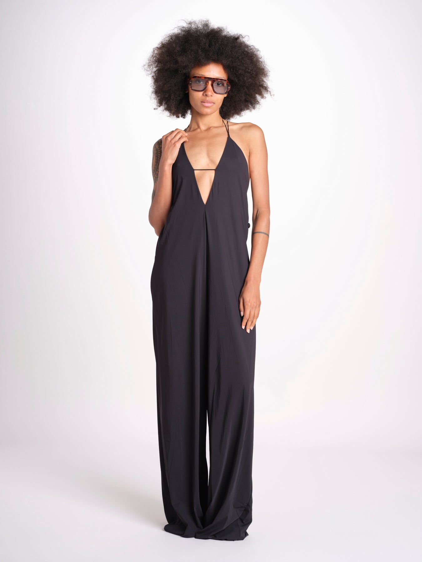 tuta con spalline sottili e incrocio sulla schiena NORA DEEP BLACK amazuìn 