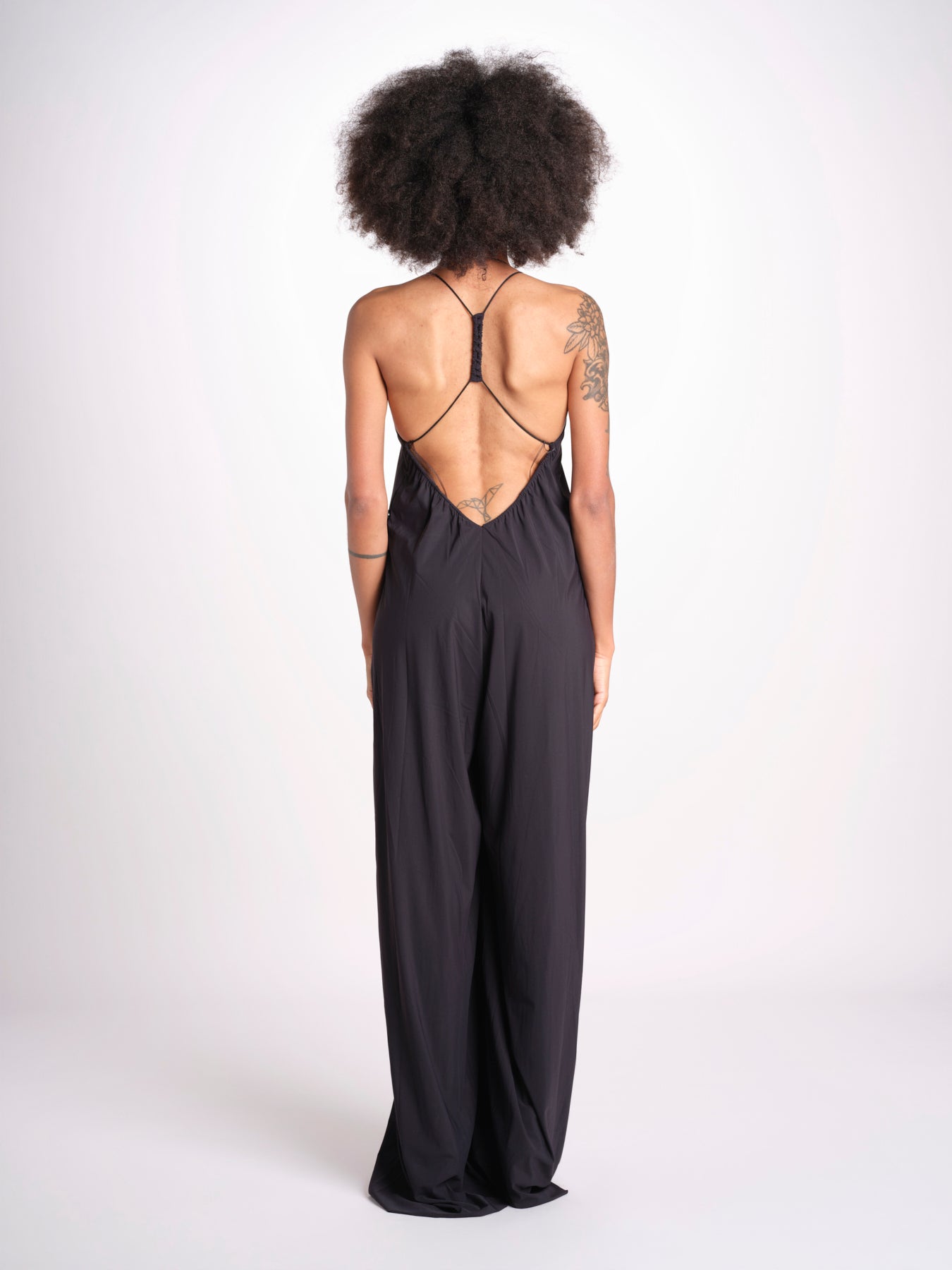 tuta con spalline sottili e incrocio sulla schiena NORA DEEP BLACK amazuìn 