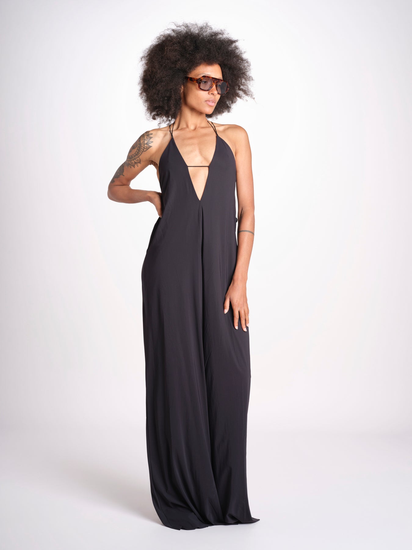 tuta con spalline sottili e incrocio sulla schiena NORA DEEP BLACK amazuìn 