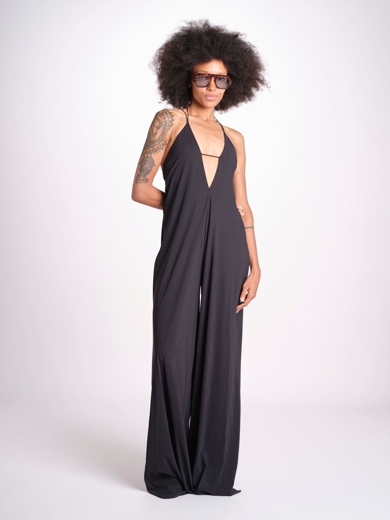 tuta con spalline sottili e incrocio sulla schiena NORA DEEP BLACK amazuìn 