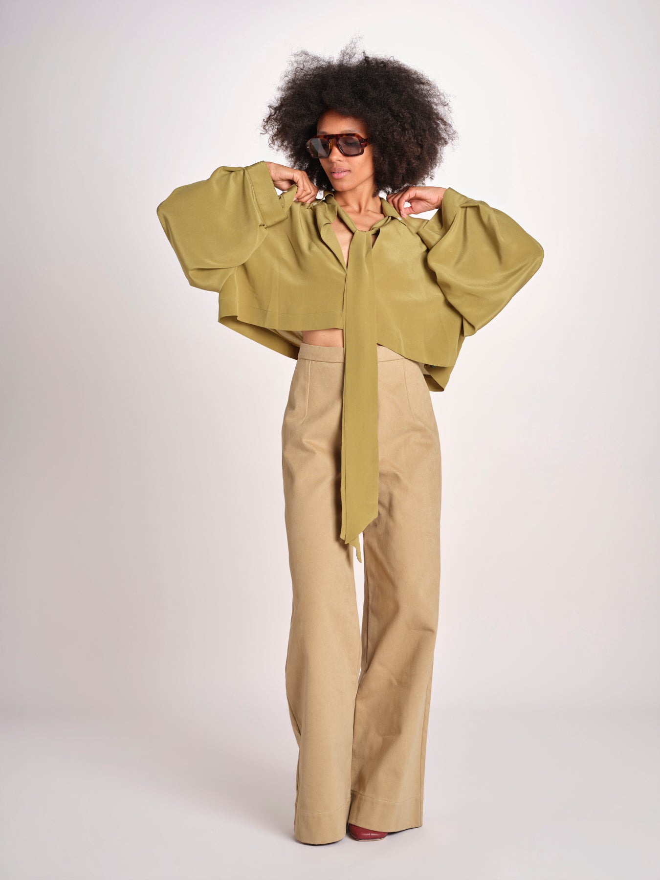 ALISS camicia cropped in seta con manica a sbuffo ALISS MJD10184141BI KHAKI jejia 