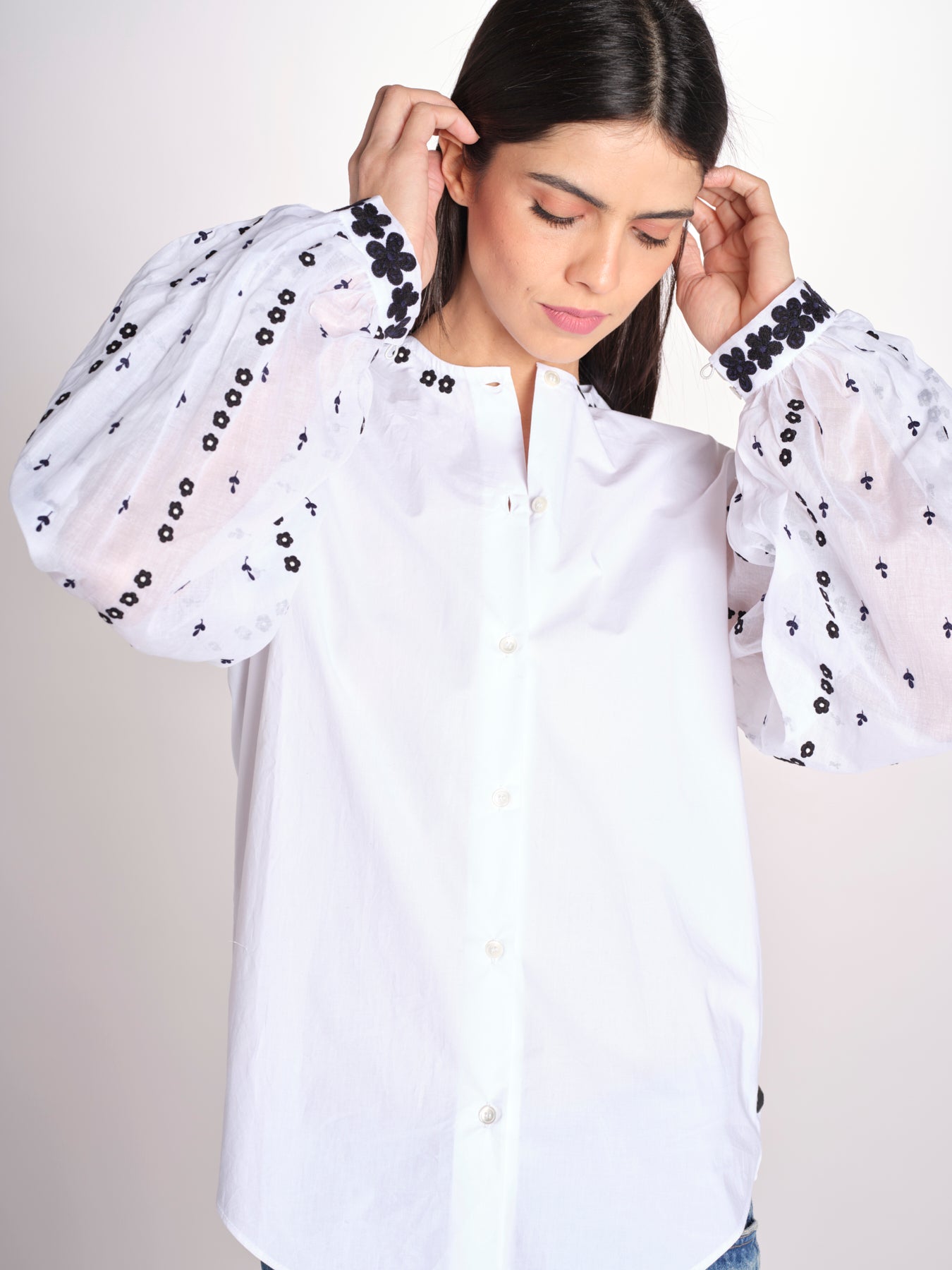 Camicia con manica a sbuffo e ricami LINDY OPTICAL WHITE jupe by jackie 