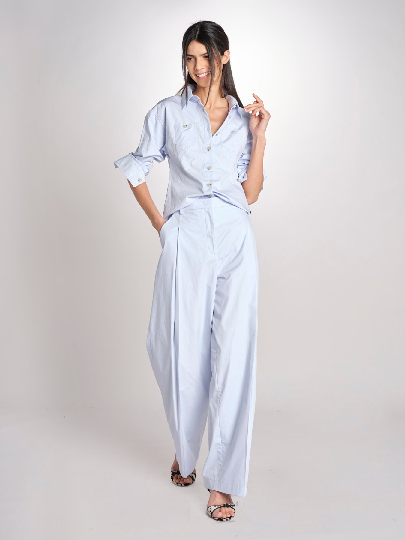 pantalone con pinces in popeline B043-0187-6311 CELESTE n21 
