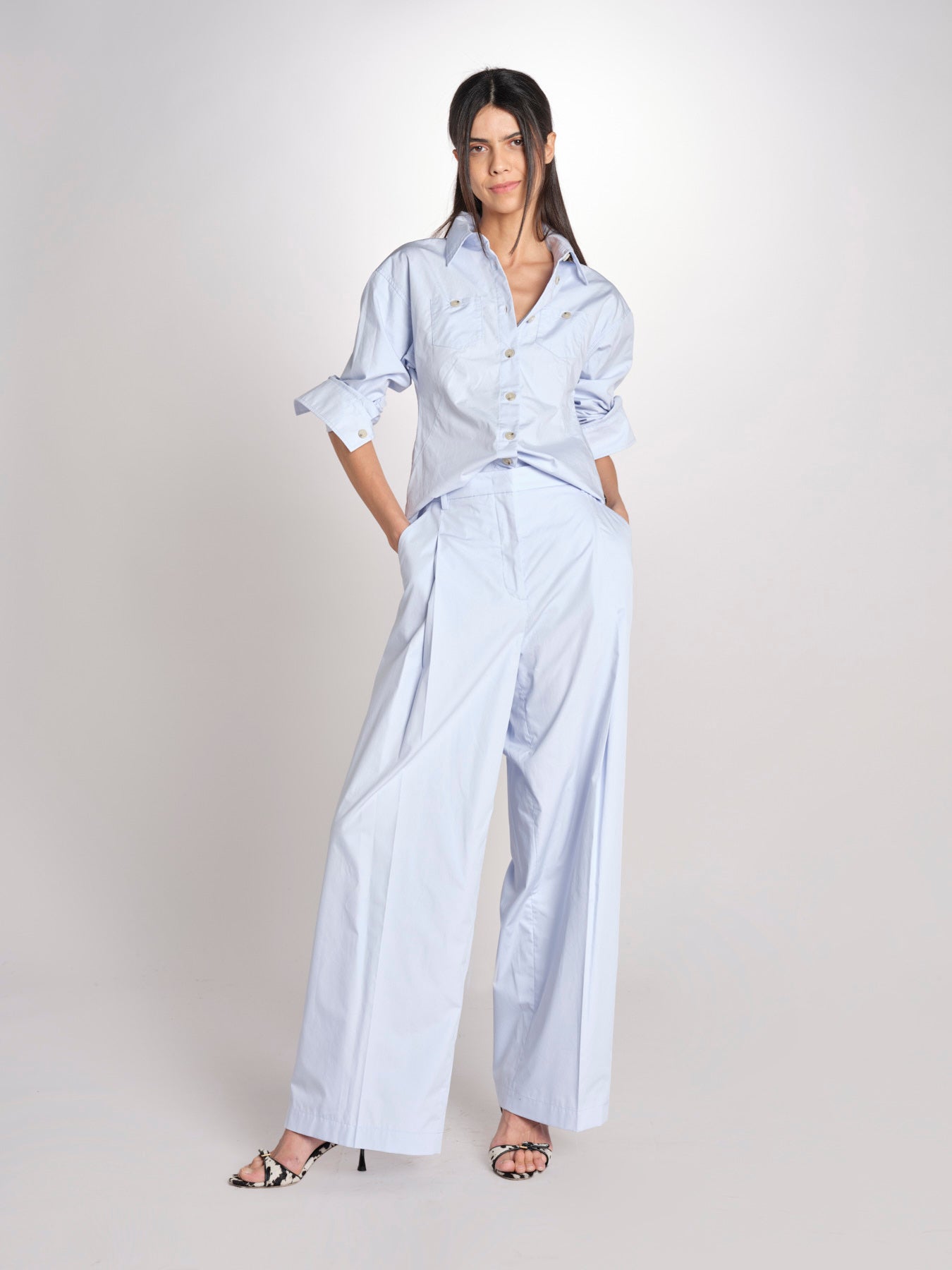pantalone con pinces in popeline B043-0187-6311 CELESTE n21 