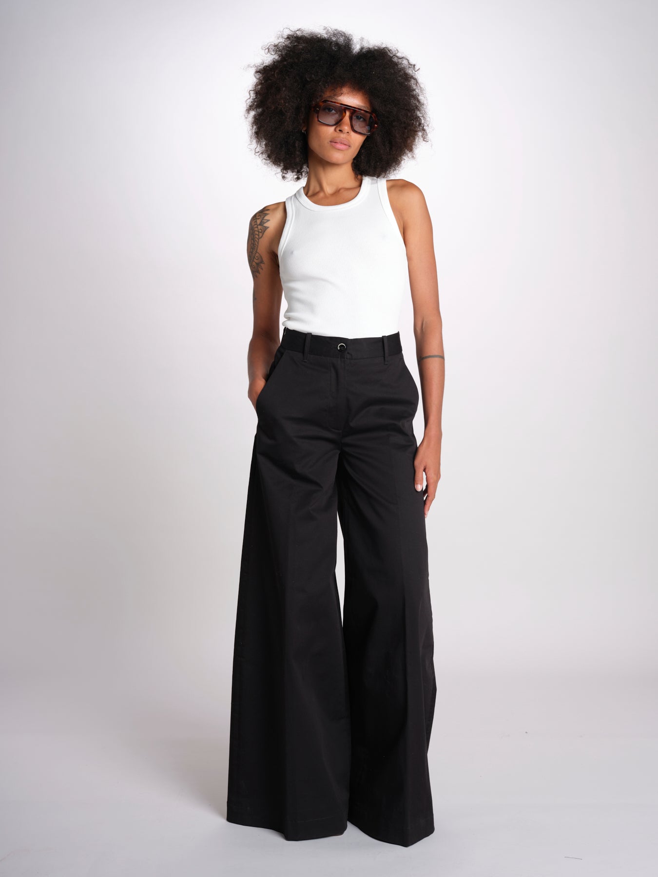 pantalone in lino con pinces PETRA PE98 BLACK nine in the morning 