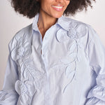 camicia con fiori applicati SIENA WINDSURFER BLU scarlett poppies 