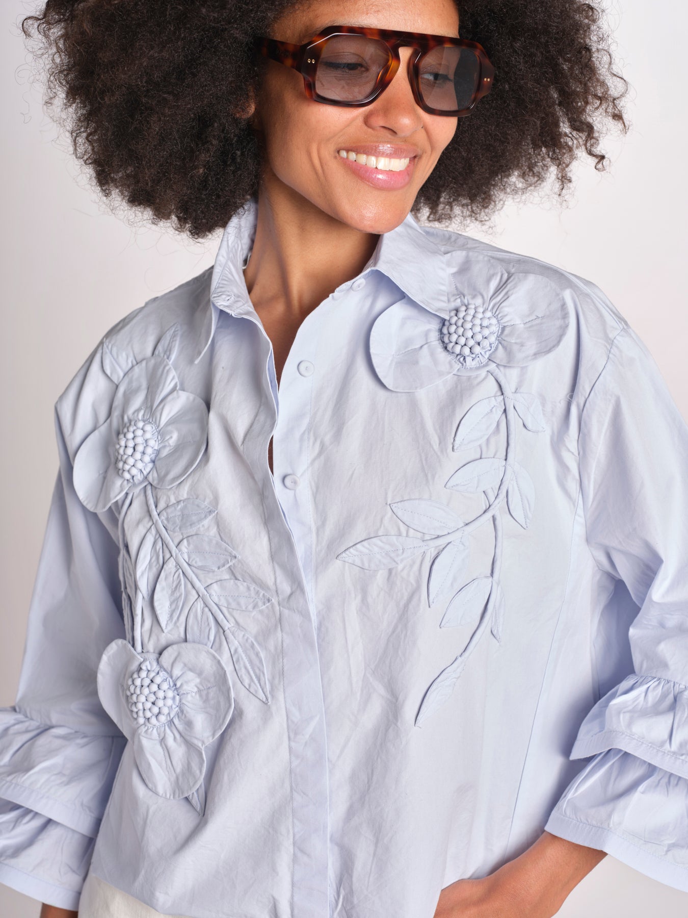 camicia con fiori applicati SIENA WINDSURFER BLU scarlett poppies 