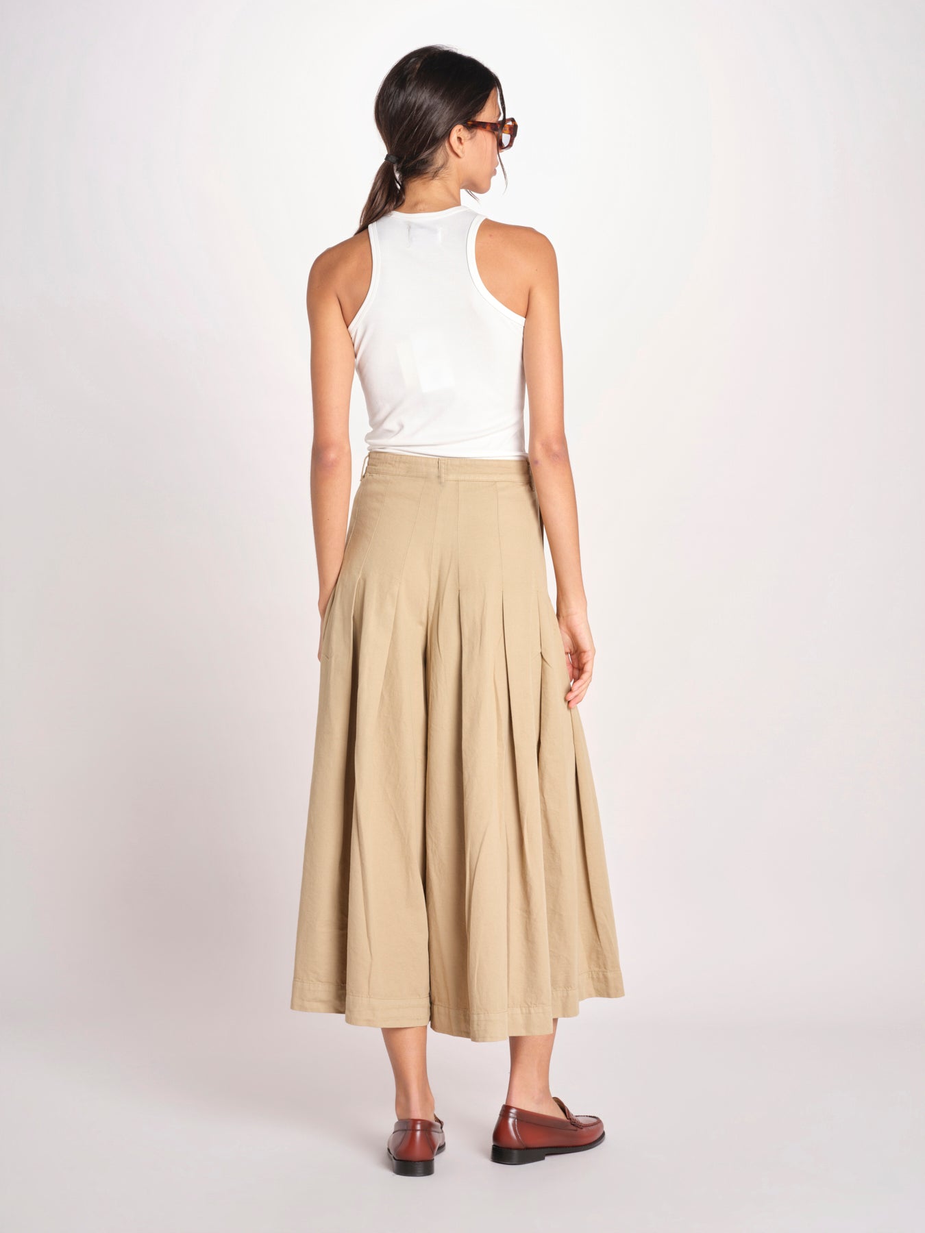  VIVIENNE ESSELING BEIGE true avenue 