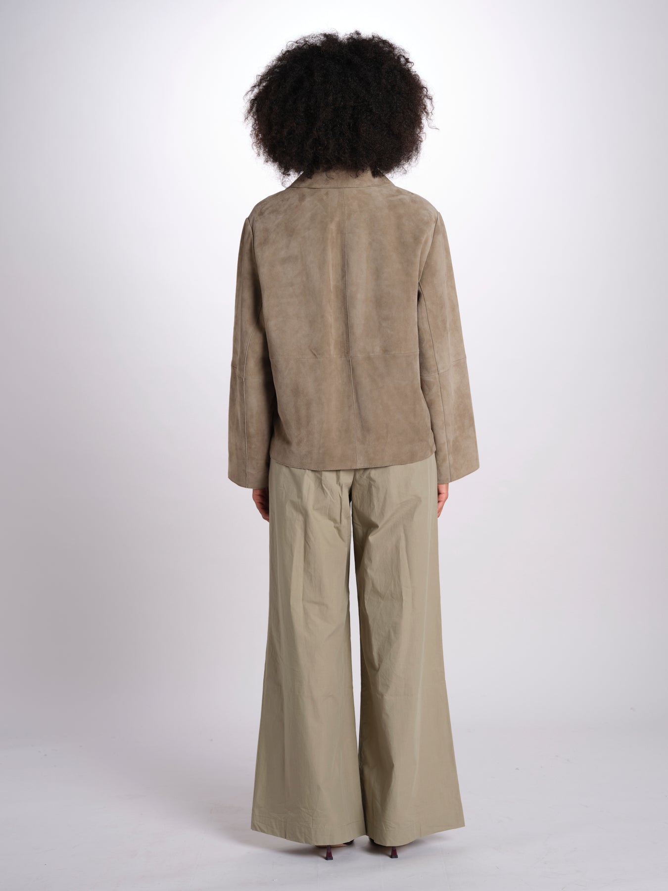 giacca crop in pelle scamosciata PALCHI 2615441021670 002 weekend maxmara 