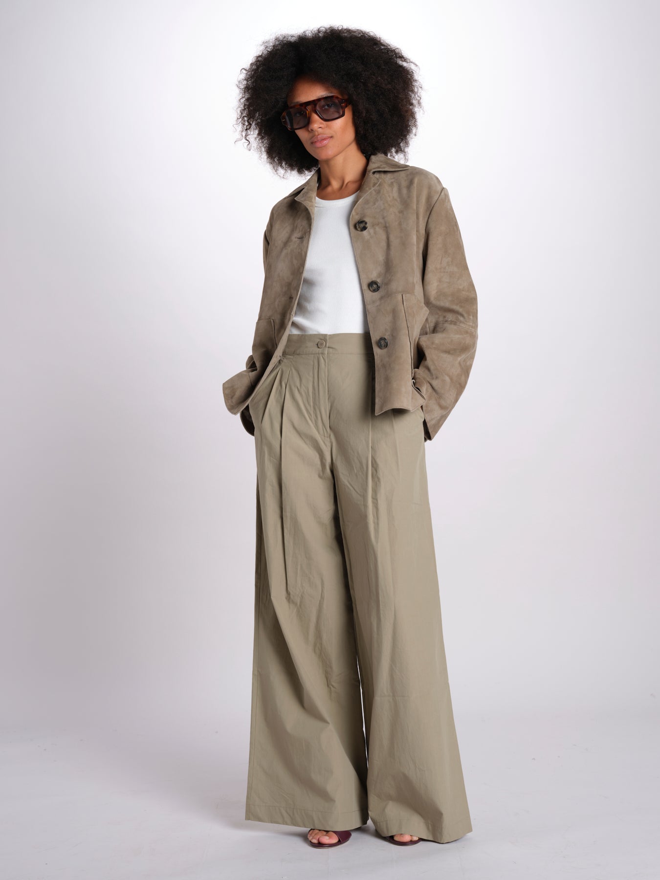 giacca crop in pelle scamosciata PALCHI 2615441021670 002 weekend maxmara 