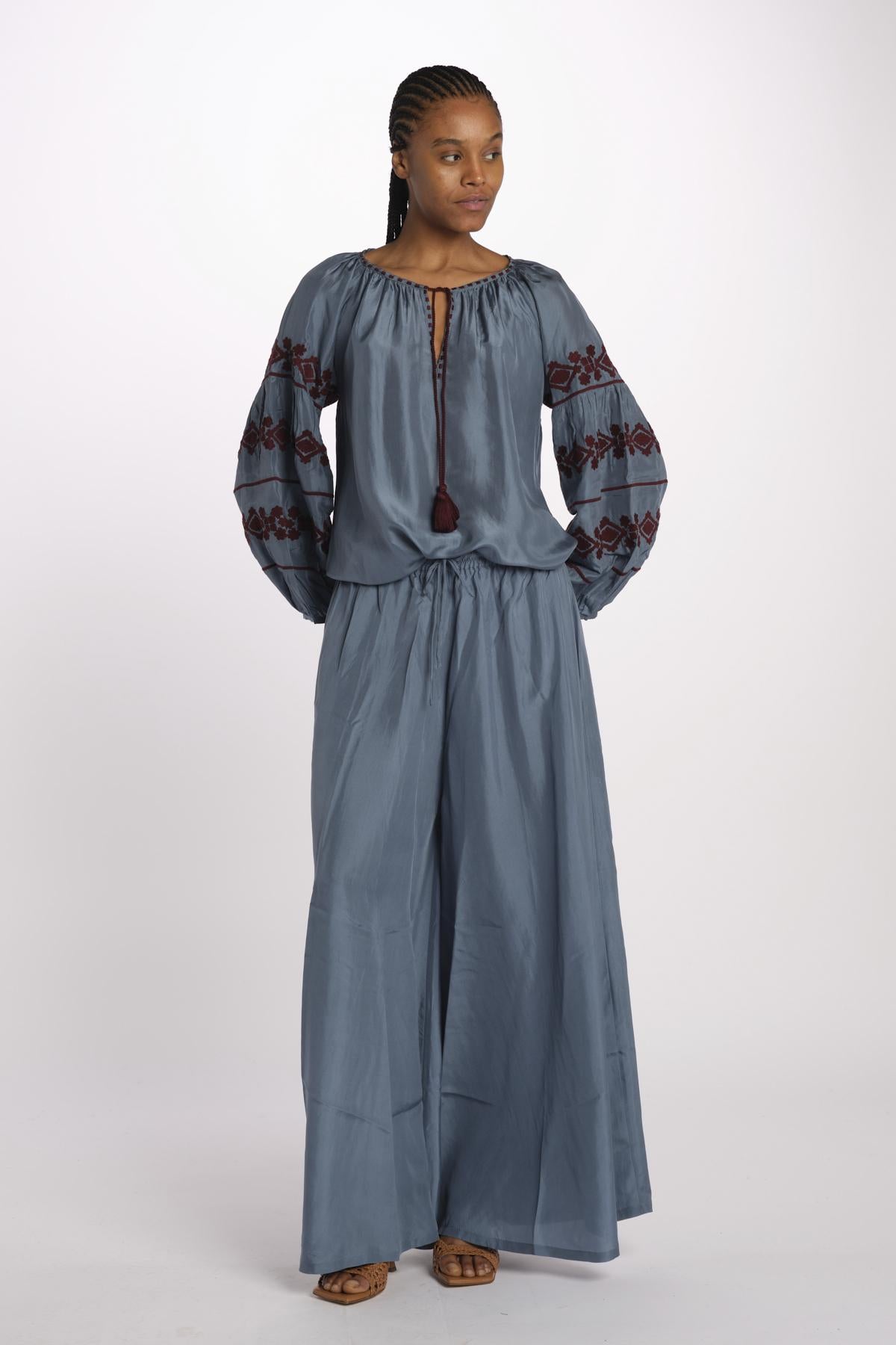 BYBLOS camicia in seta con manica ricamata by milaura. BE22486 GREY BLU benaras soleil 