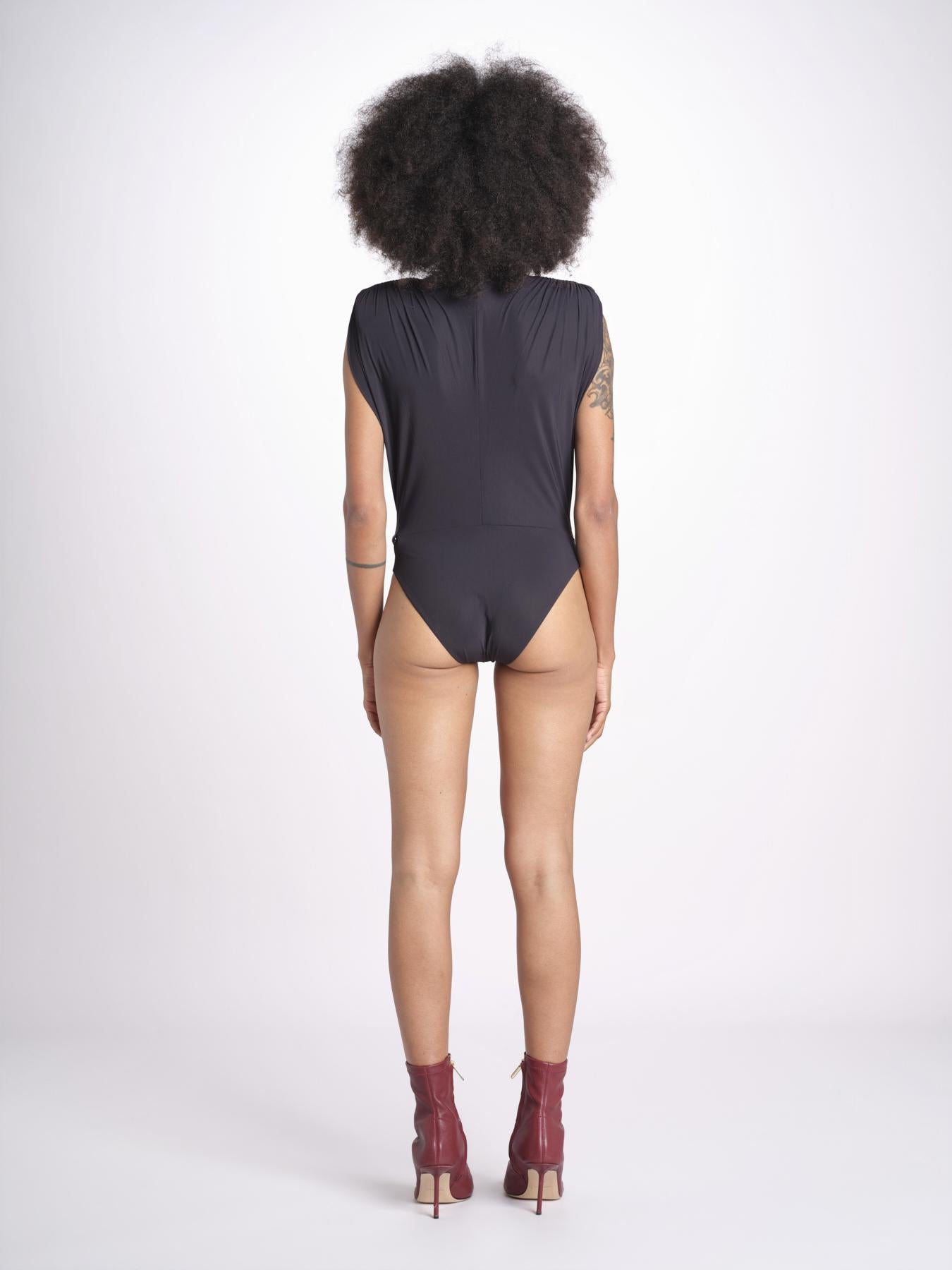 body con scollo profondo senza maniche e spalline imbottite NIKITA DEEP BLACK amazuìn 