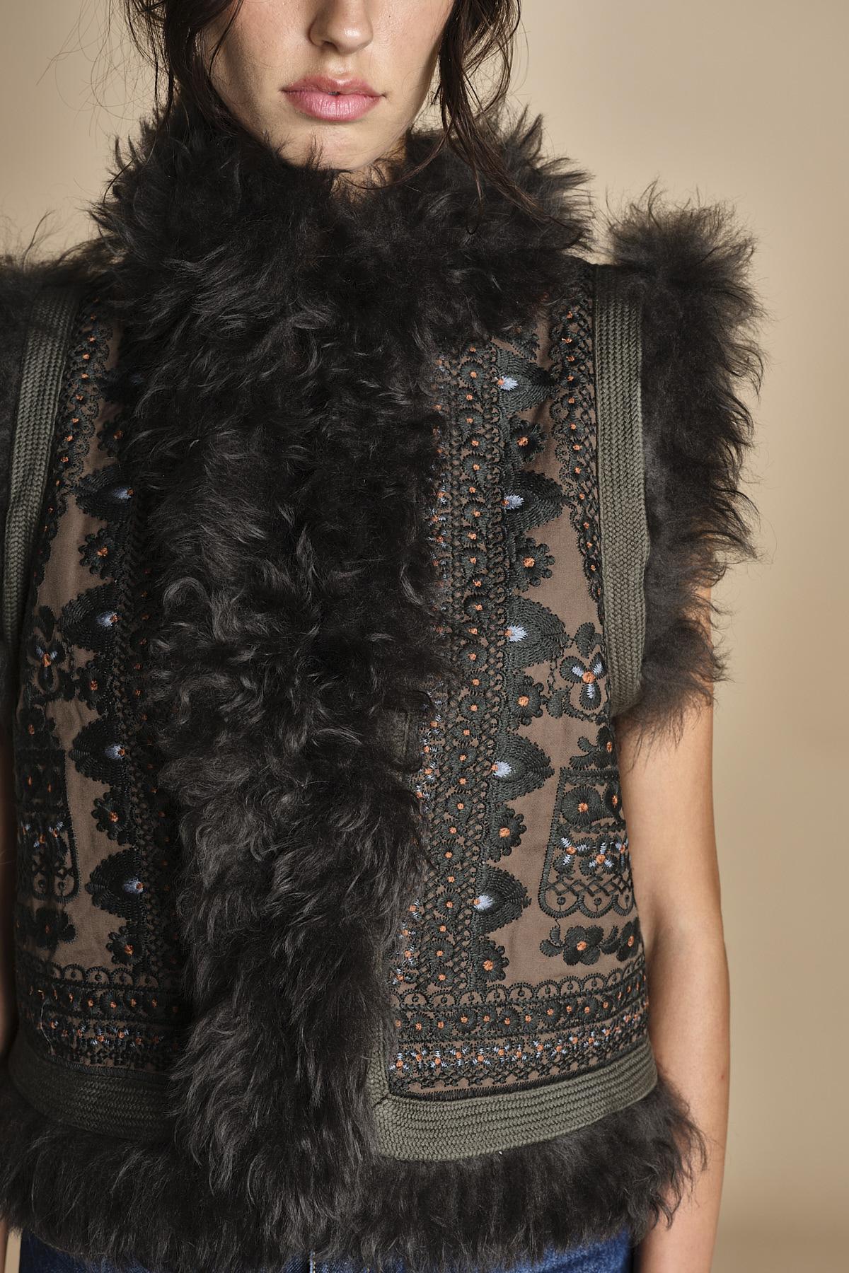 gilet ricamato con montone SANDORA GILET KAKI antik batik 