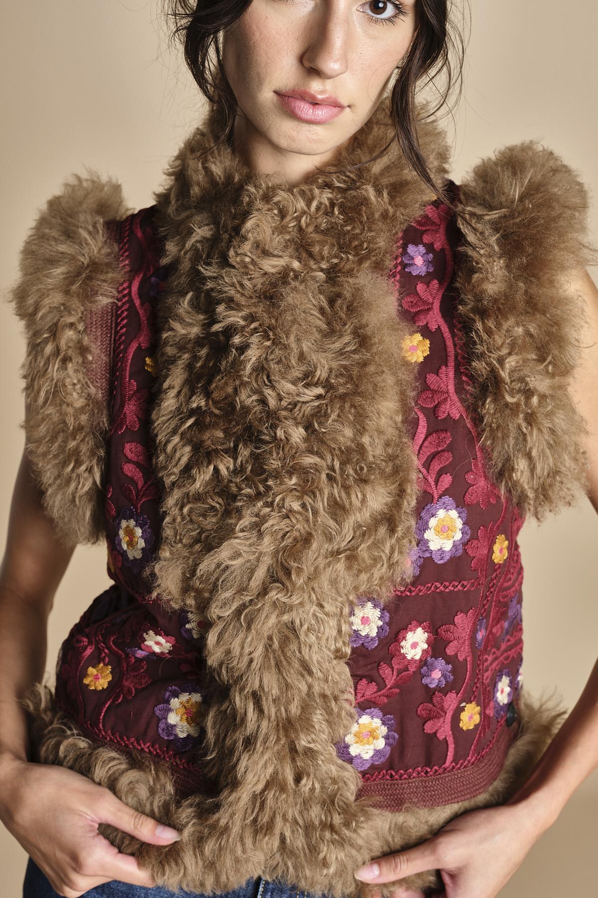 gilet ricamato con mongolia MAGYAR GILET BURGUNDY antik batik 