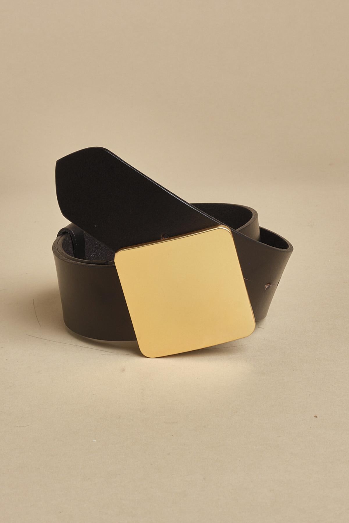 cintura con fibbia quadrata. SQUARE BLACK laurence bras 