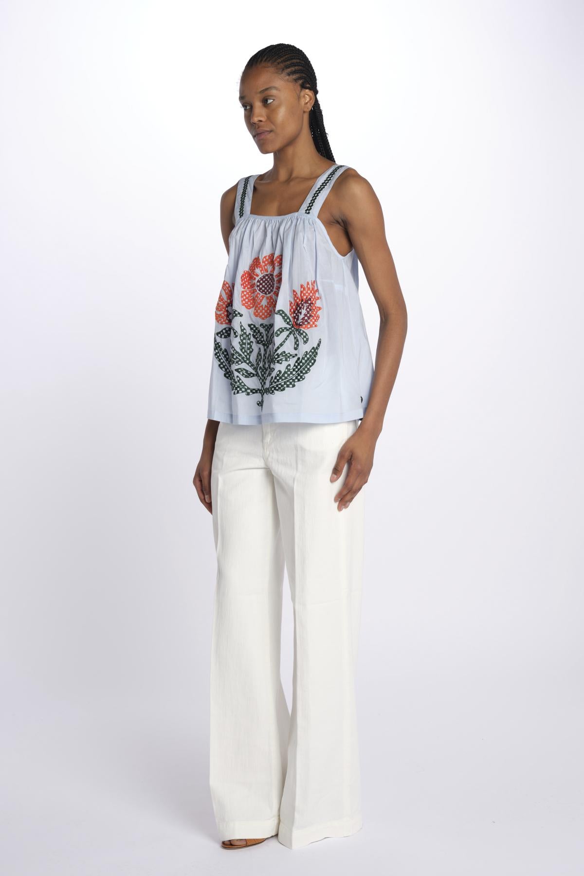 TALI FLOWER TOP  top spalline larghe con fiori ricamati multicolor  by milaura. BE24932 PALE BLU benaras soleil 