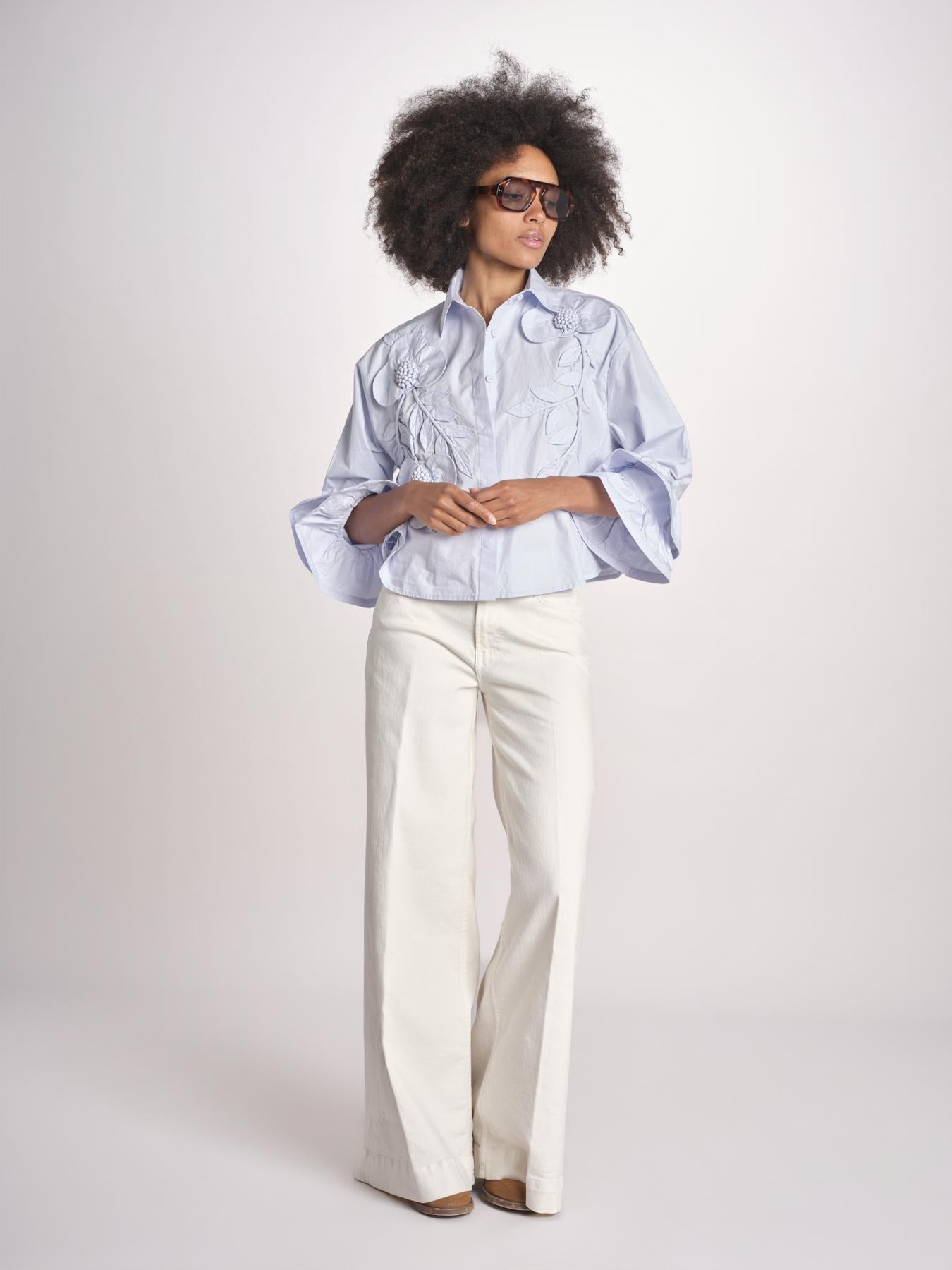 camicia con fiori applicati SIENA WINDSURFER BLU scarlett poppies 