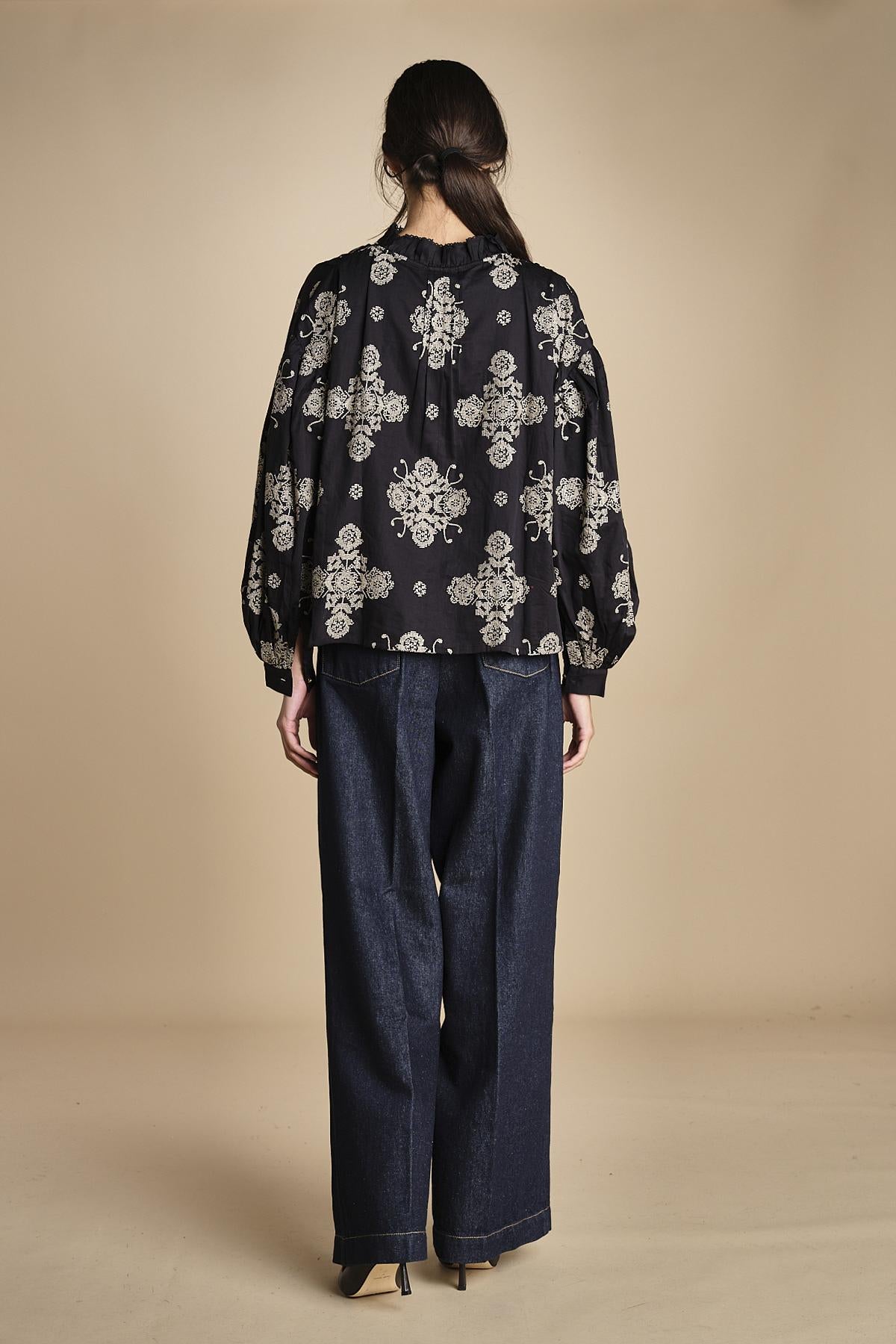 camicia con ricamo punto croce BOULEVARD TOP ONIX BLACK scarlett poppies 