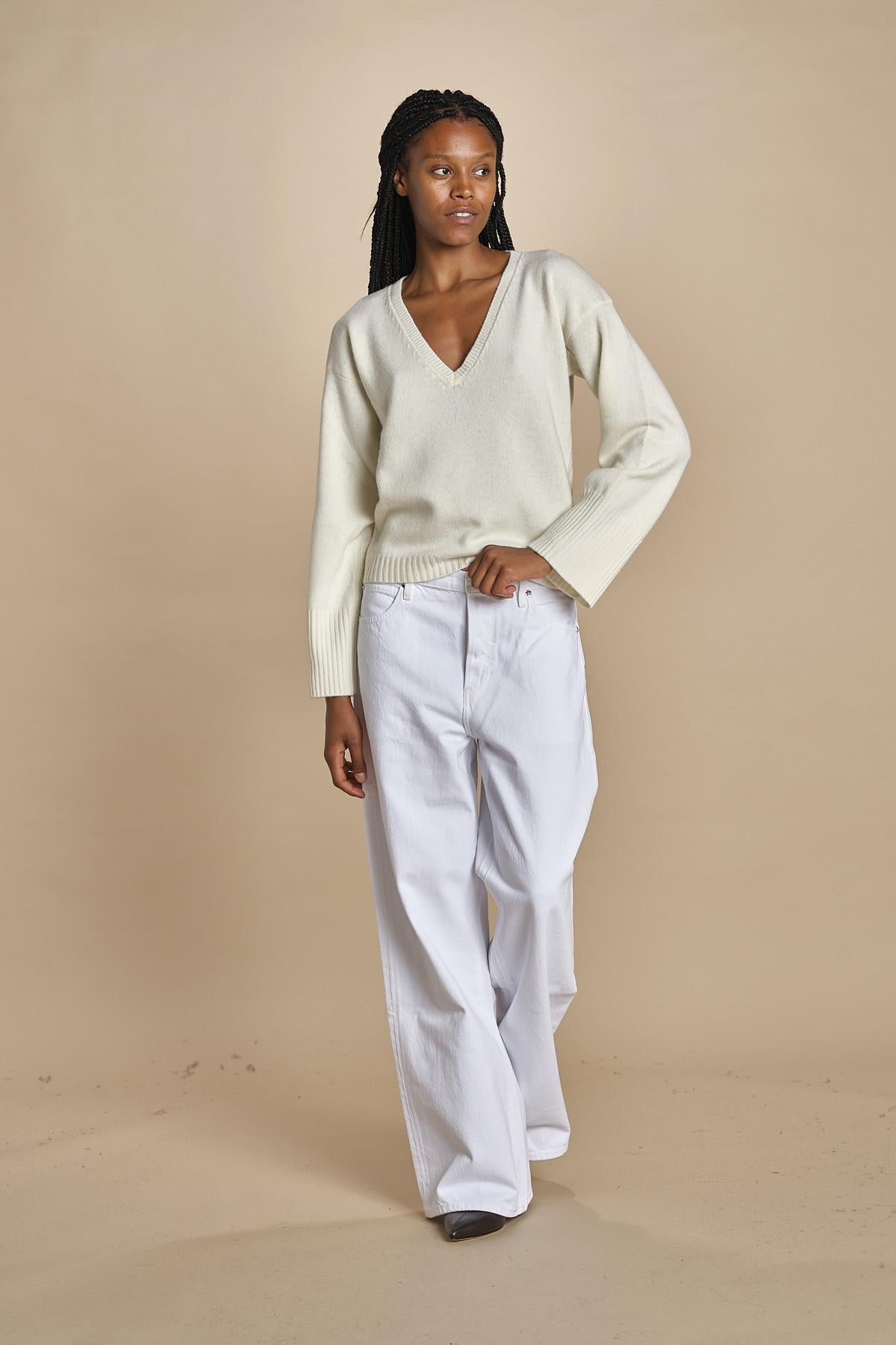 maglia con scollo a v e manica a campana by milaura. D2500894 29001 BIANCO milaura 
