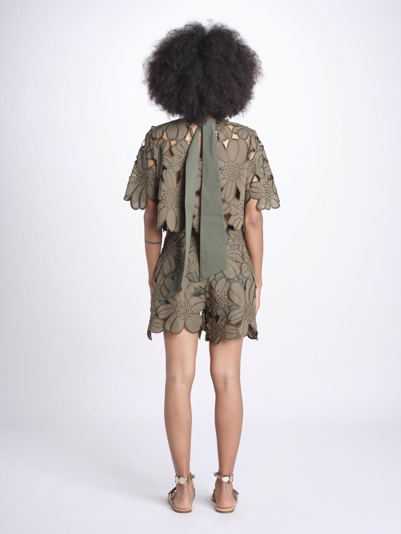 short con fiori intarsiati ZOE M4370 PESTO lace the label 