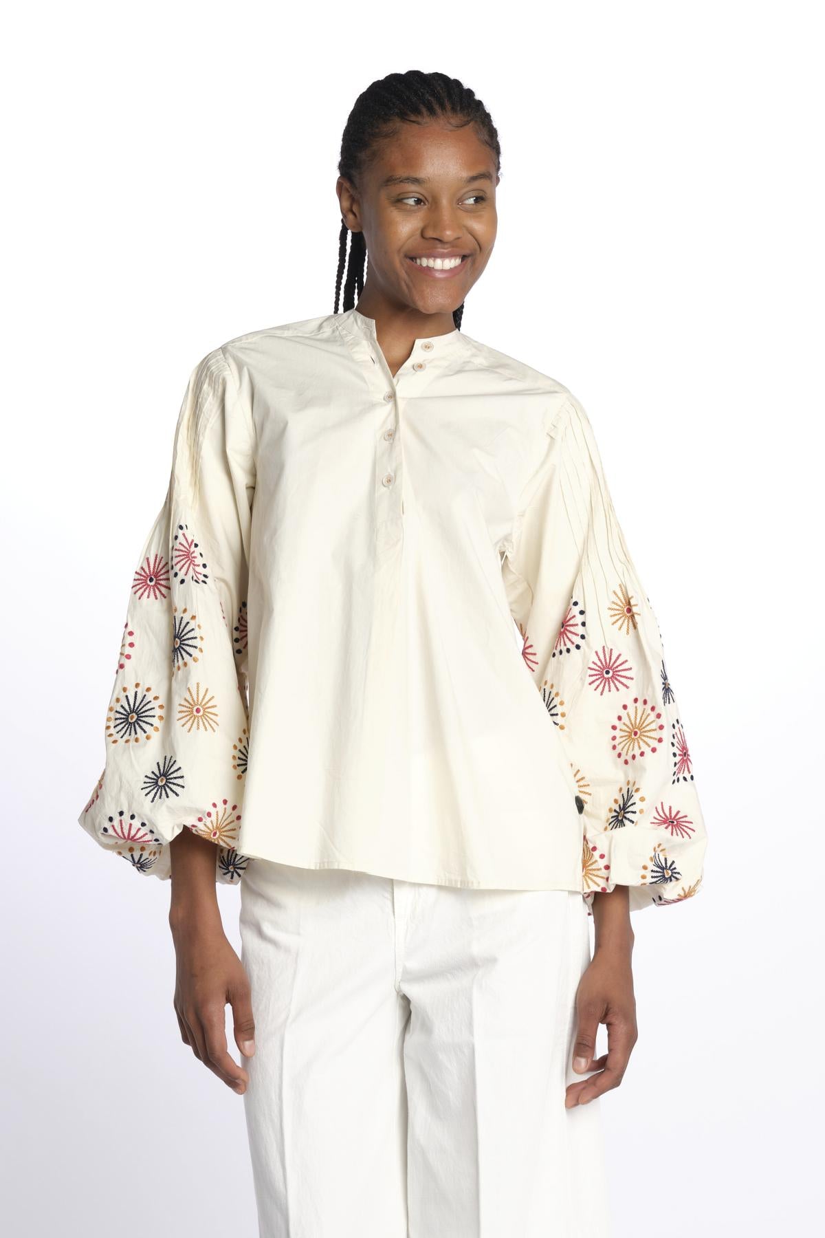 OKSANNA camicia con maniche a palloncino decorate E25TU001 ECRU stella forest 