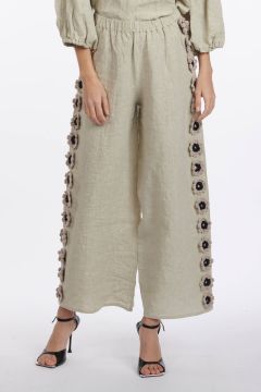 Linen pant with crochet flowers